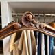 Chaise en bois ciselé et tissu rose poudré