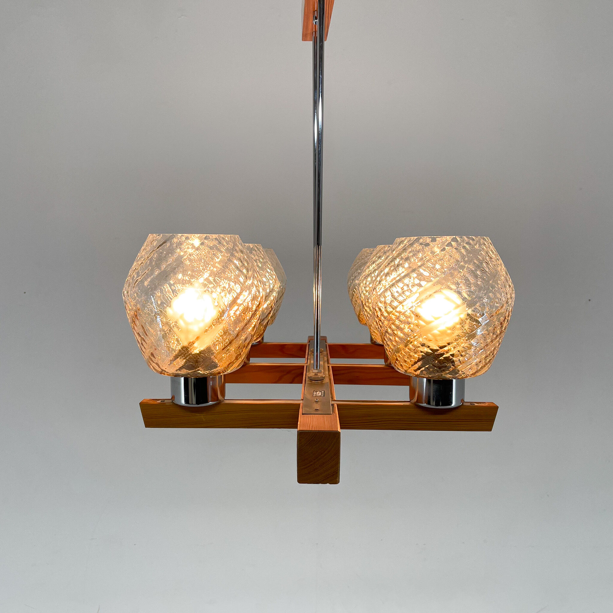 Lustre en bois, chrome et verre des années 1970 par Elektroinstala Decin, étiqueté