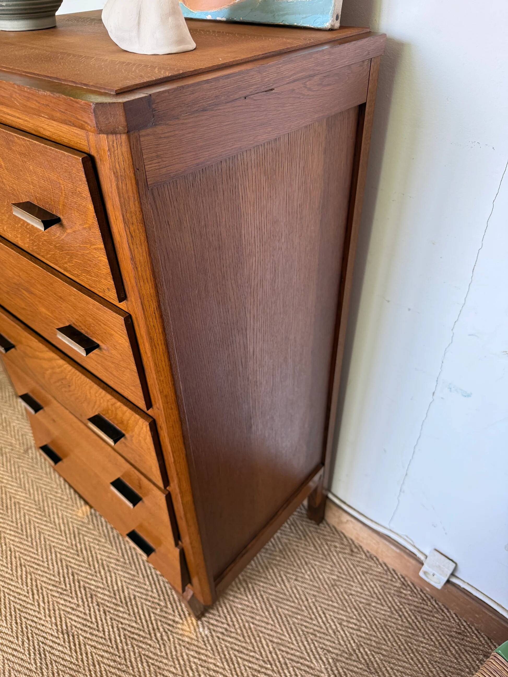 Vintage oak chest of drawers with oak veneer