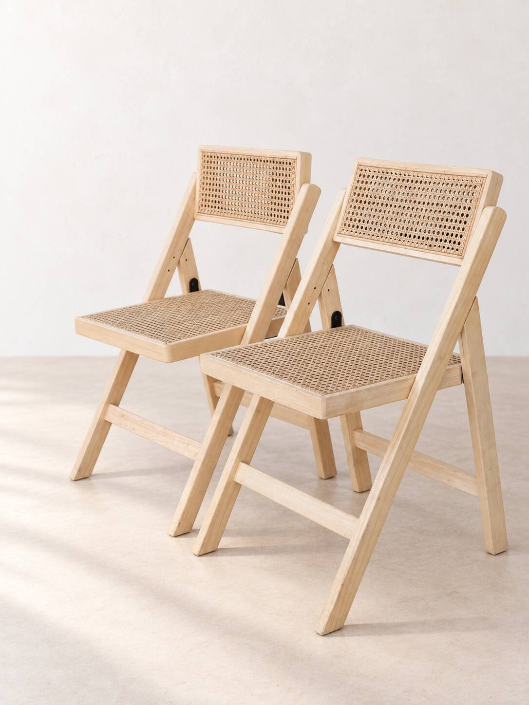 Paire de chaises pliantes en cannage et bois