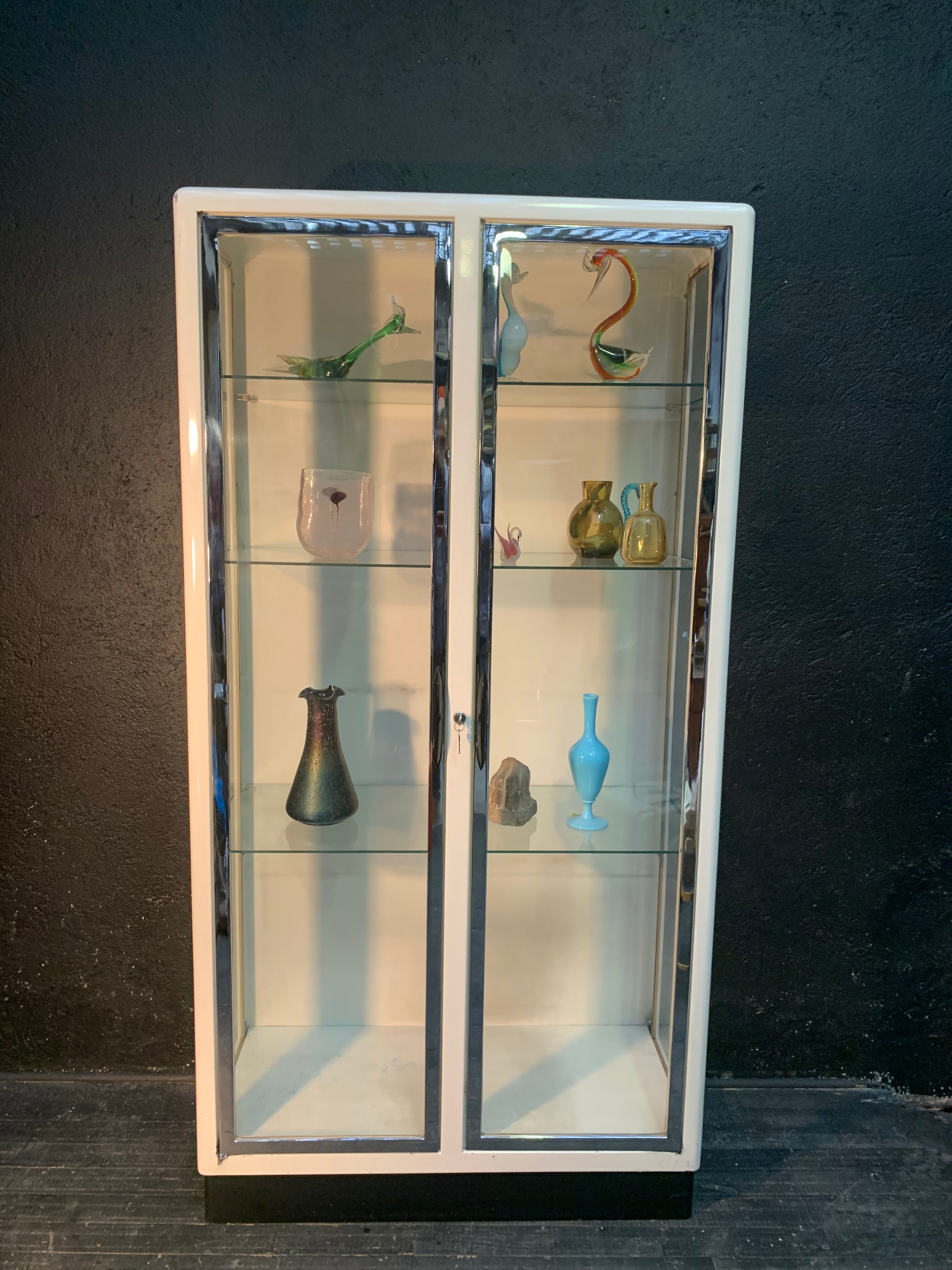 White enamelled metal design showcase. Period 1960