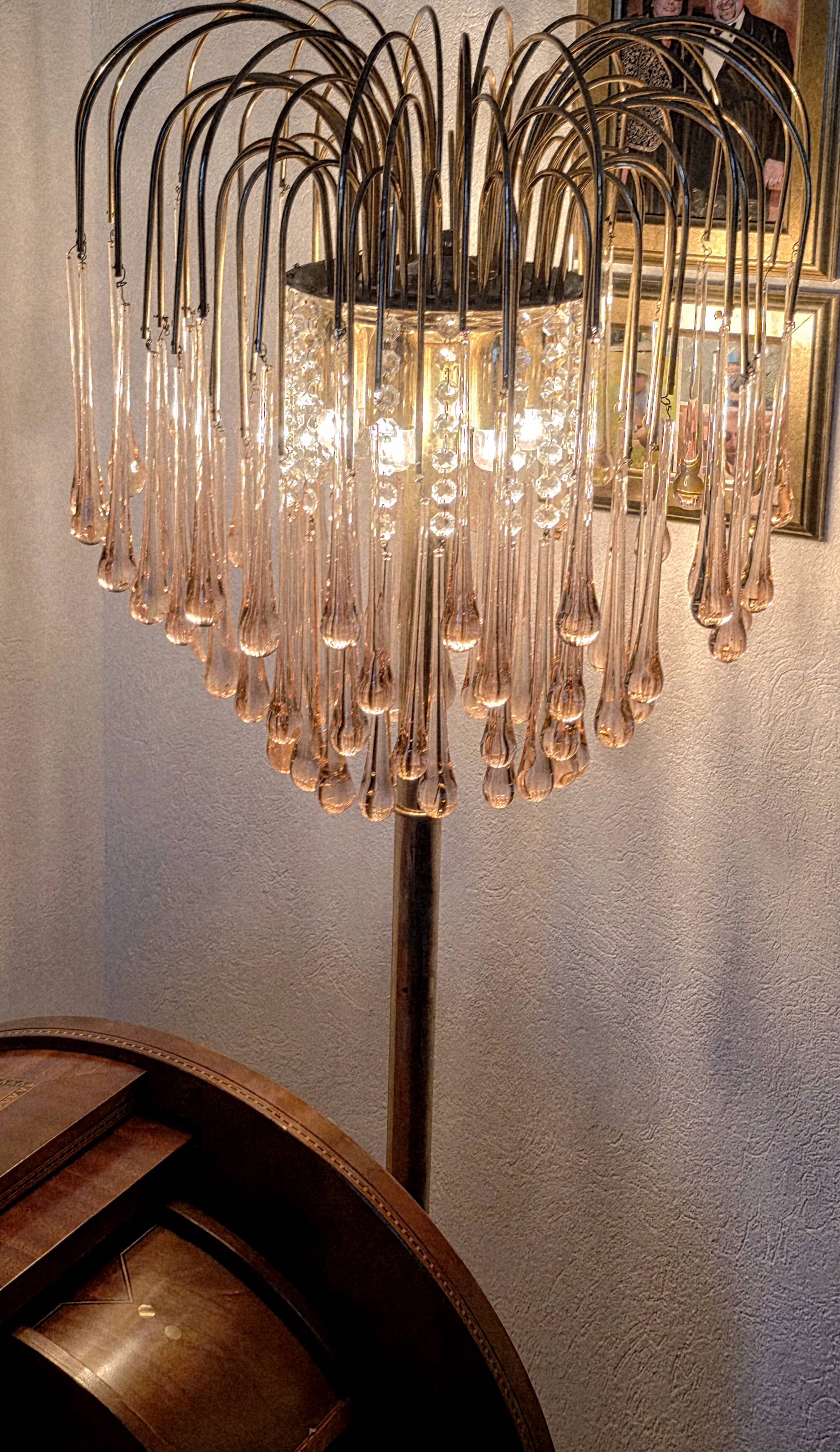 Lampe de sol vintage style Regency avec gouttes Murano en forme de cascade rose.