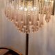 Lampe de sol vintage style Regency avec gouttes Murano en forme de cascade rose.
