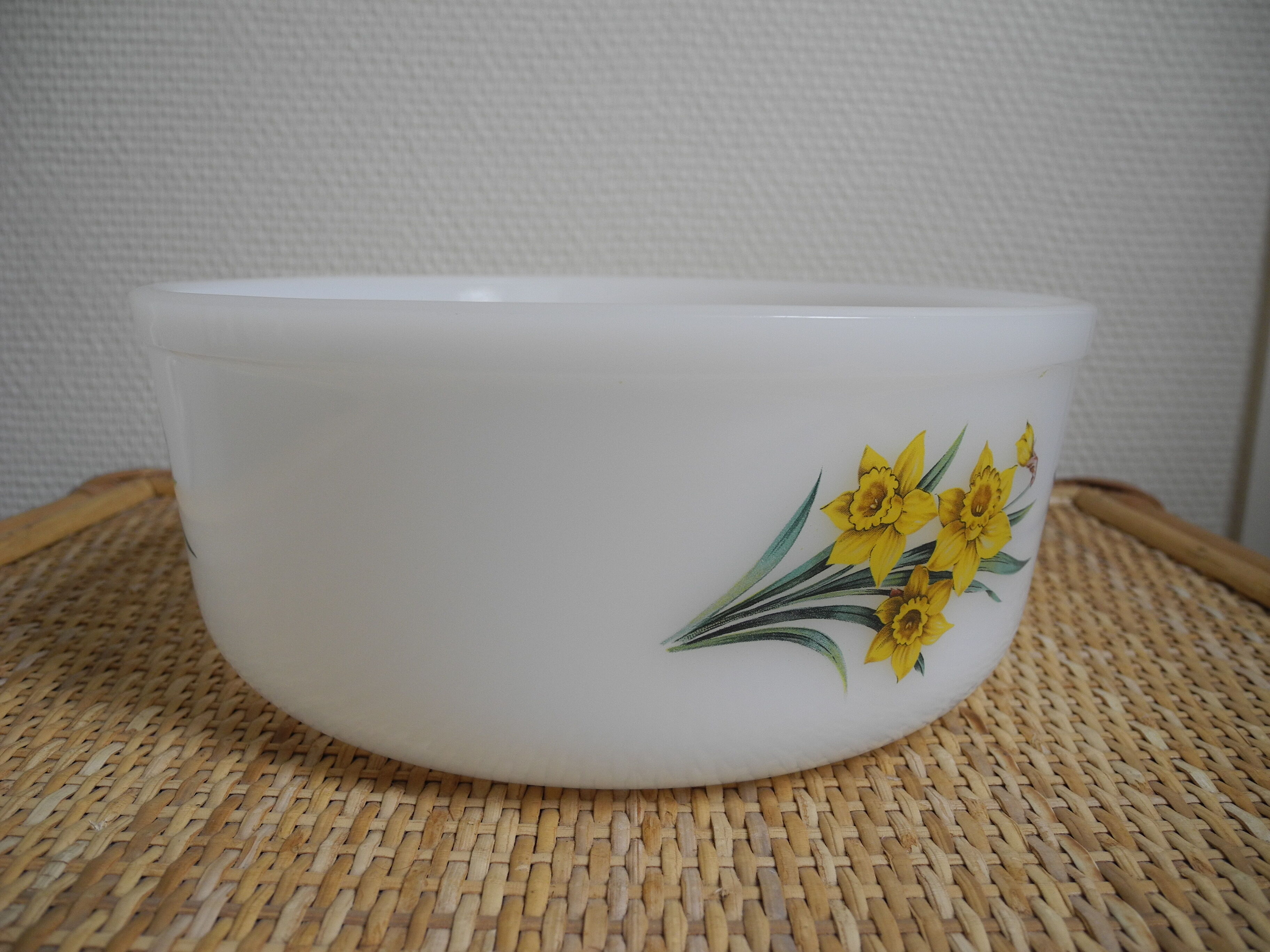 Plat saladier Arcopal jonquilles vintage french dish