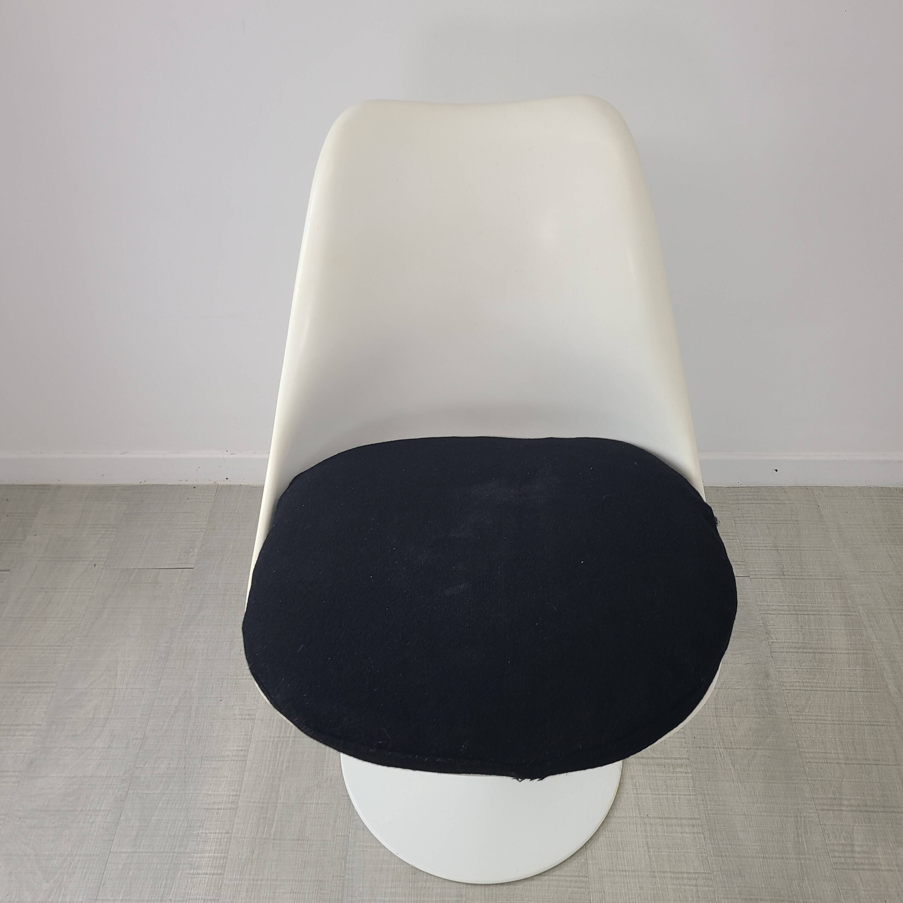 Knollinternational tulip chairs design Eero Saarinen vintage 1970