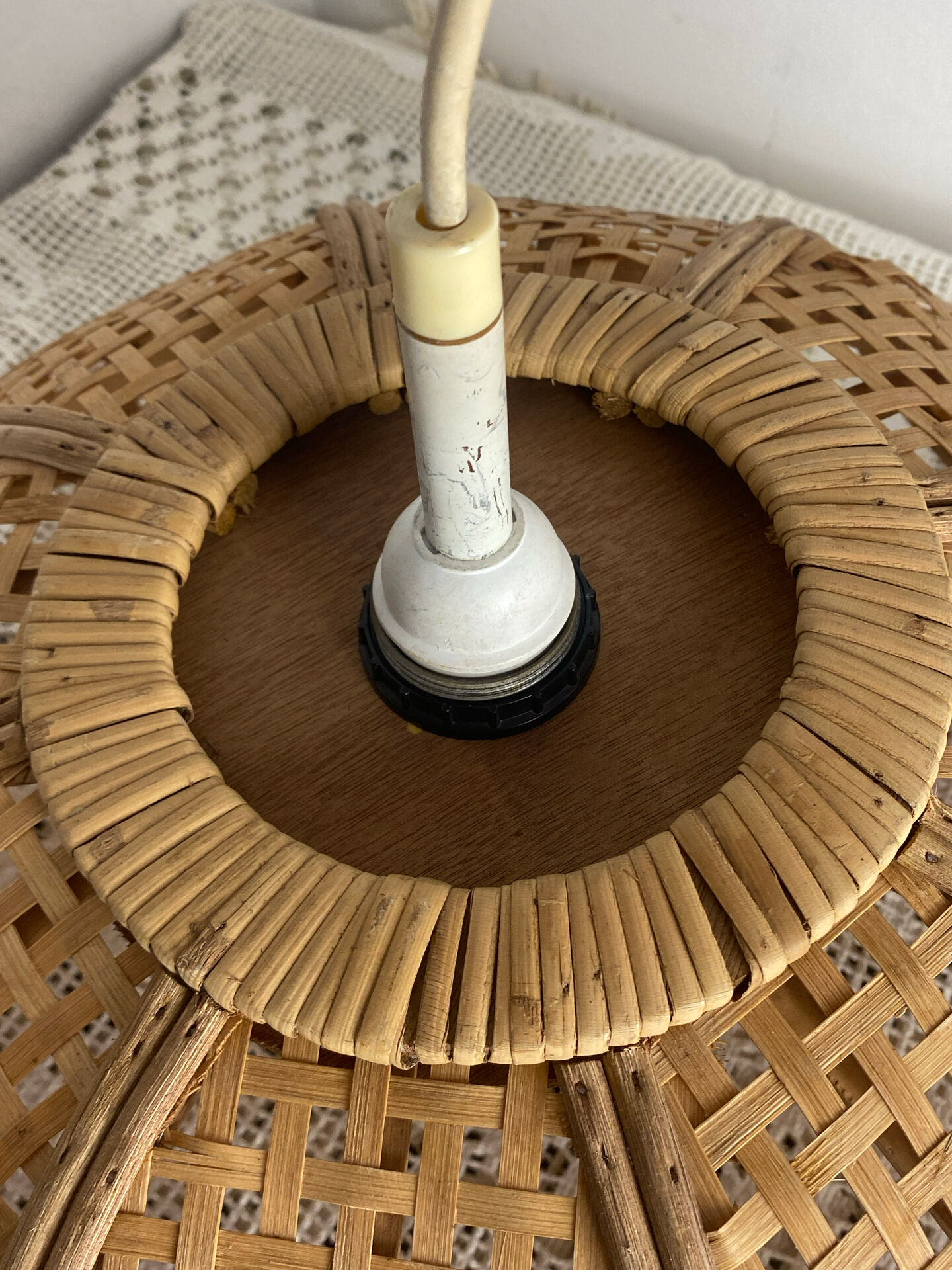 Natural woven wicker flower suspension