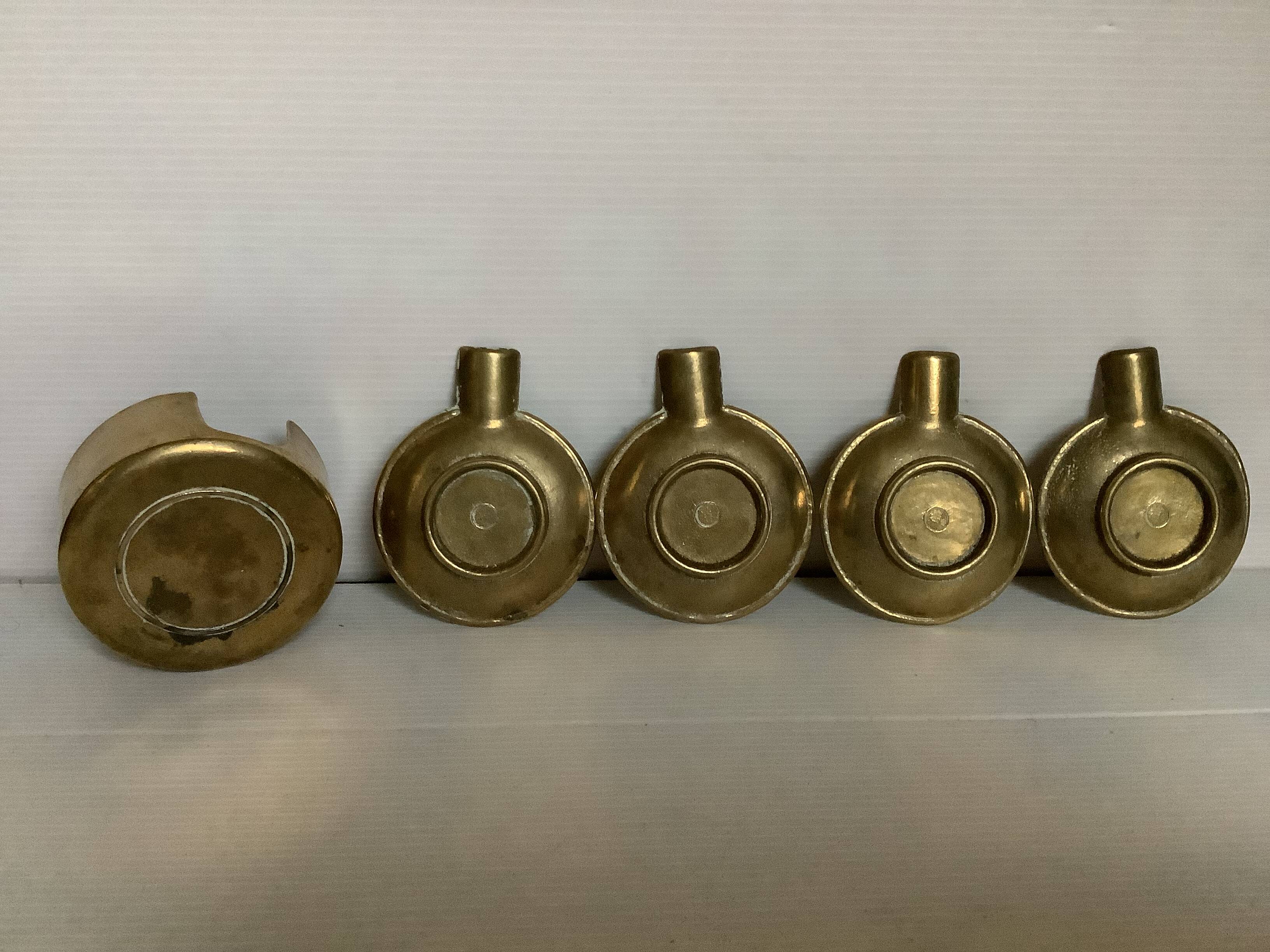 Quatre cendriers individuels en laiton