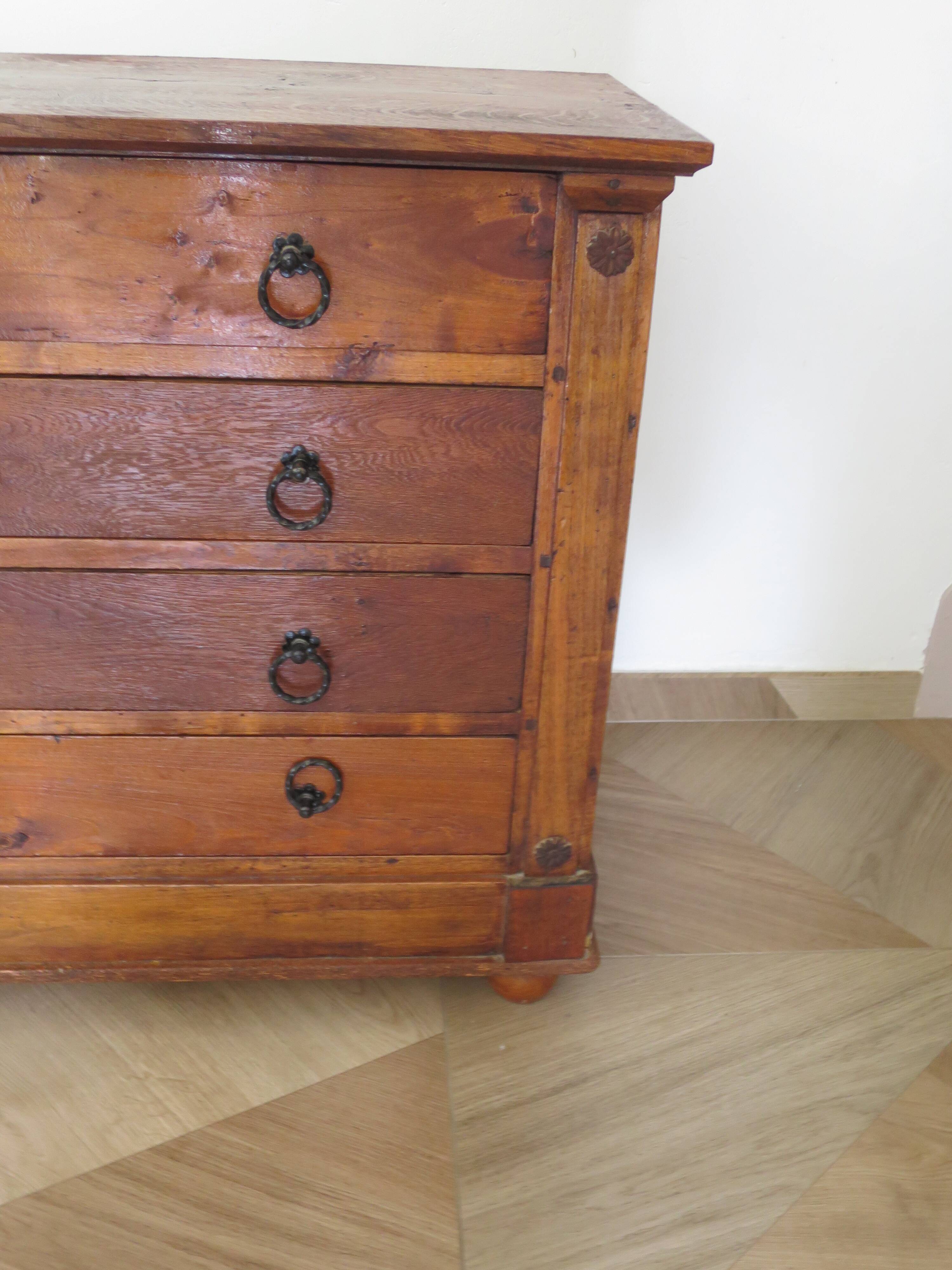 Commode 4 tiroirs en bois massif, début XXème s.