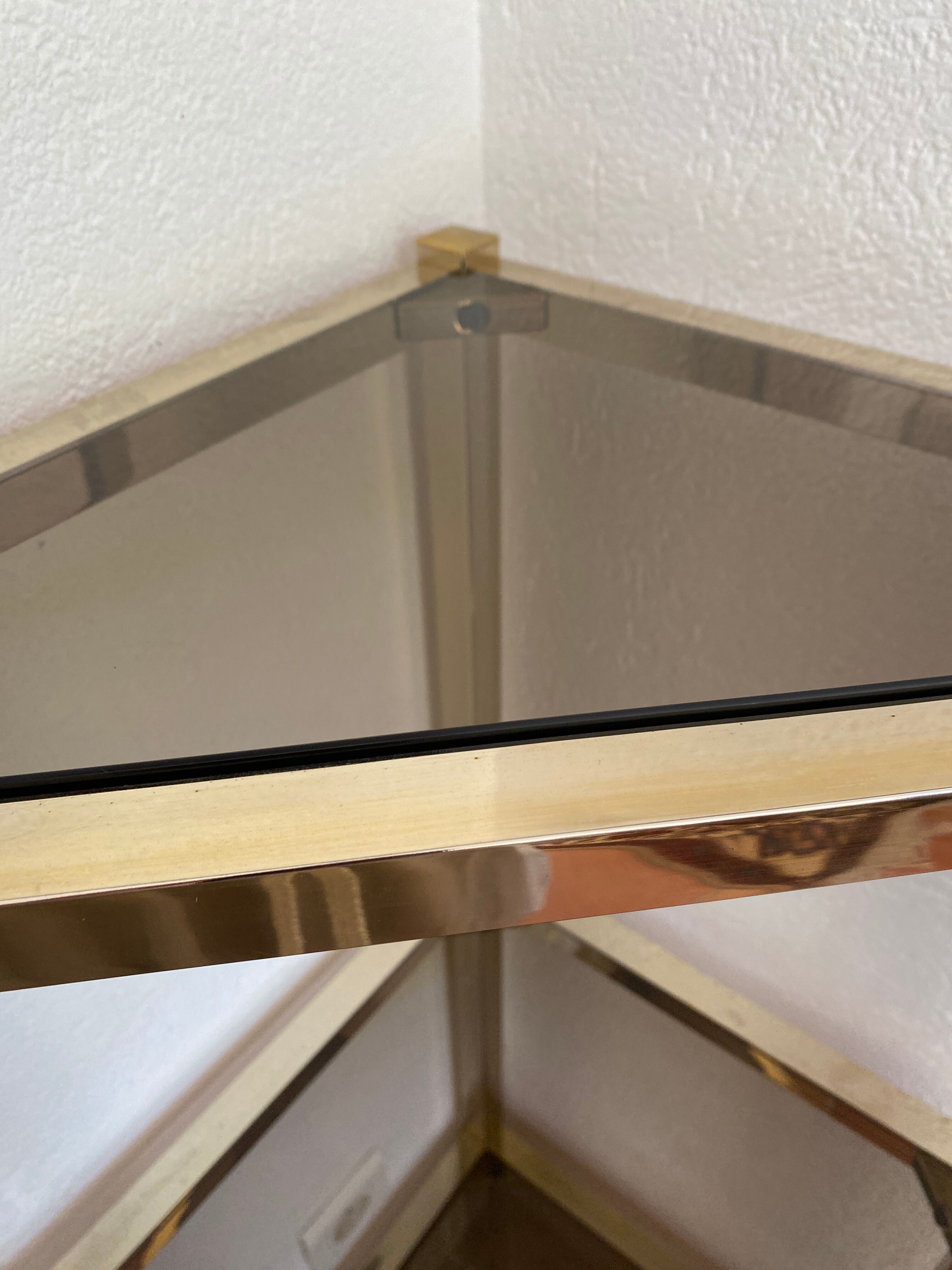 Console d’angle en laiton et verre fumés