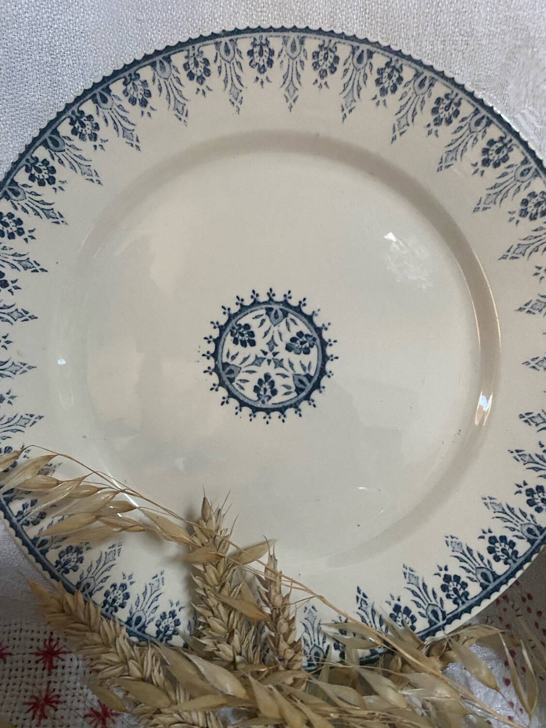 Sarreguemines and Digoin plate on pedestal