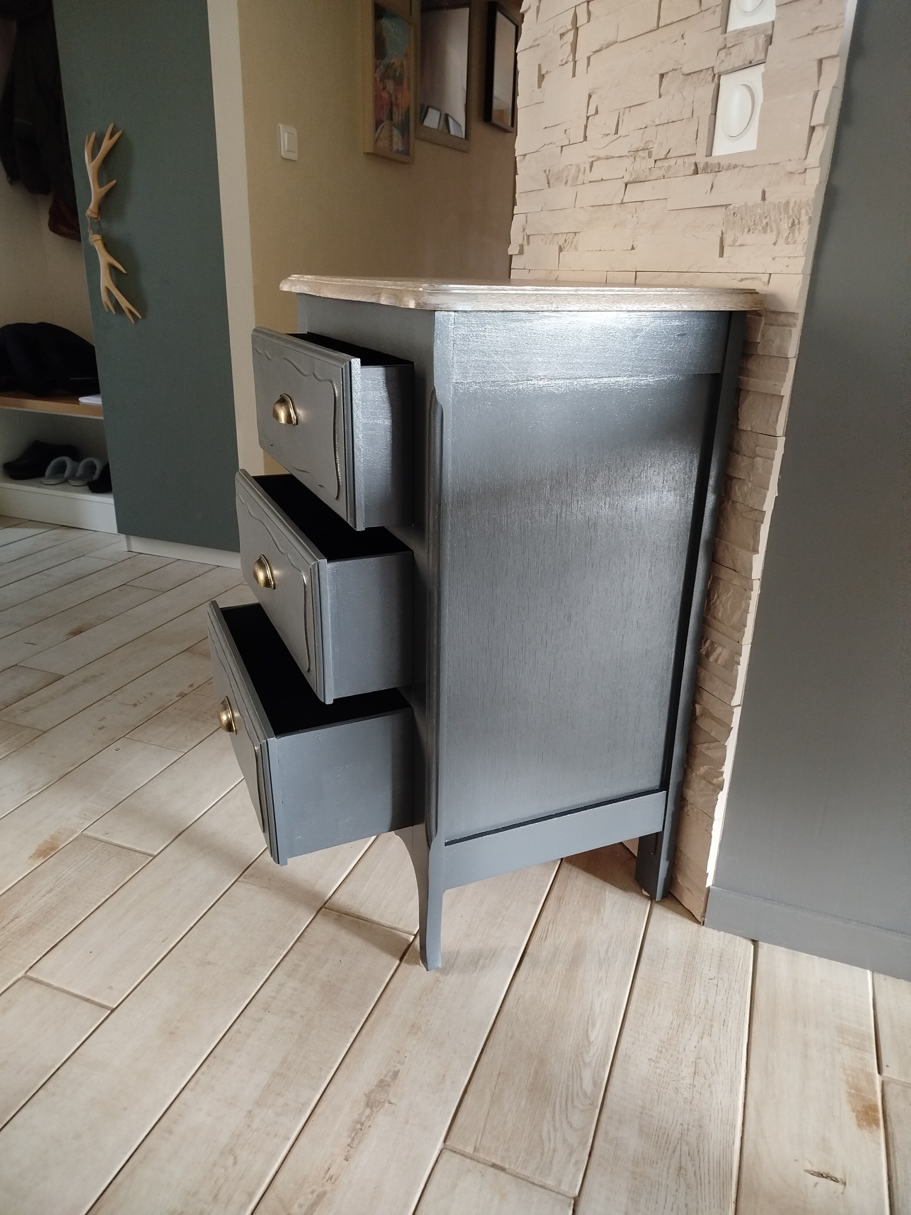 Chest of drawers