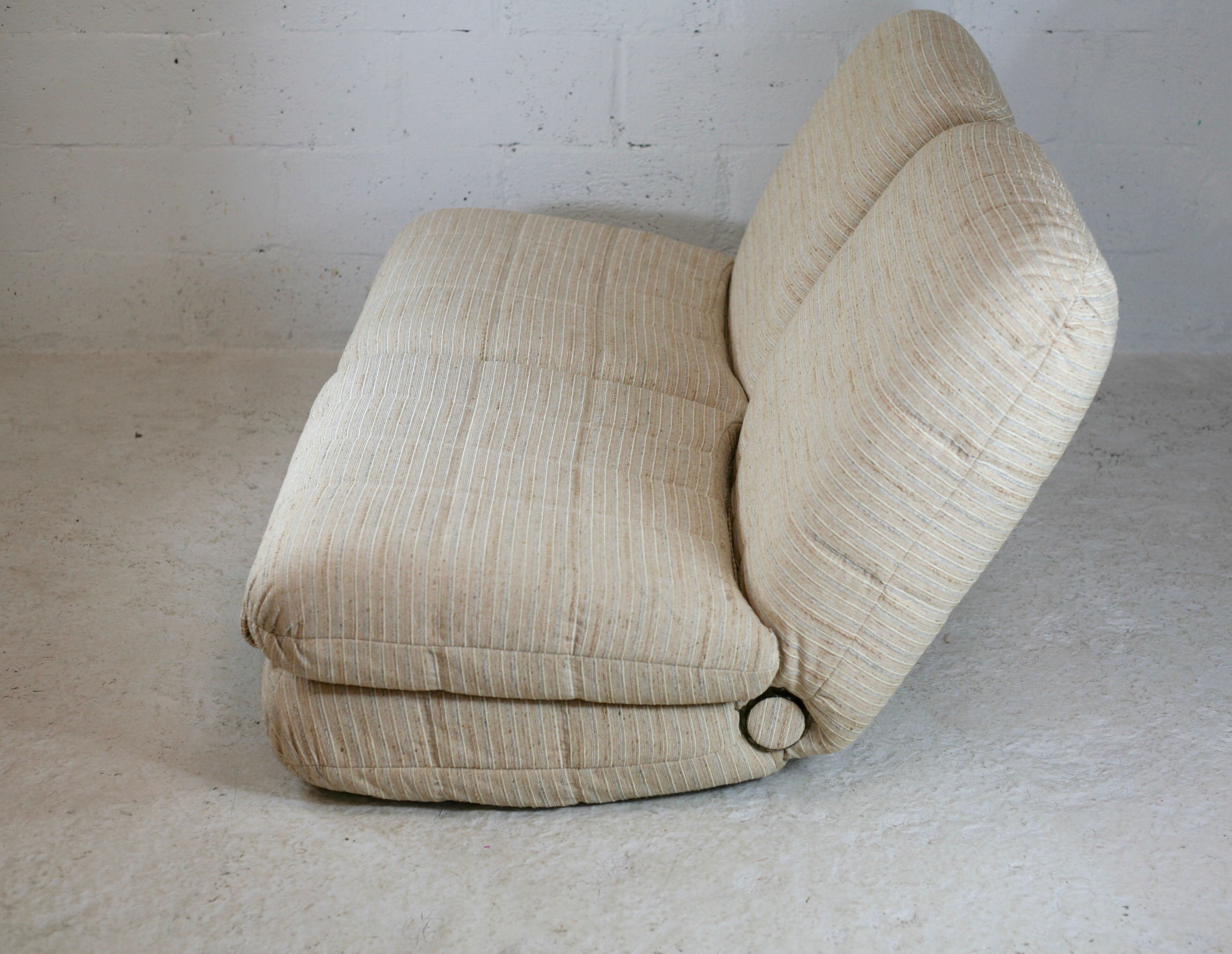 Reclining sofa color "crème chinée", France, circa 1970