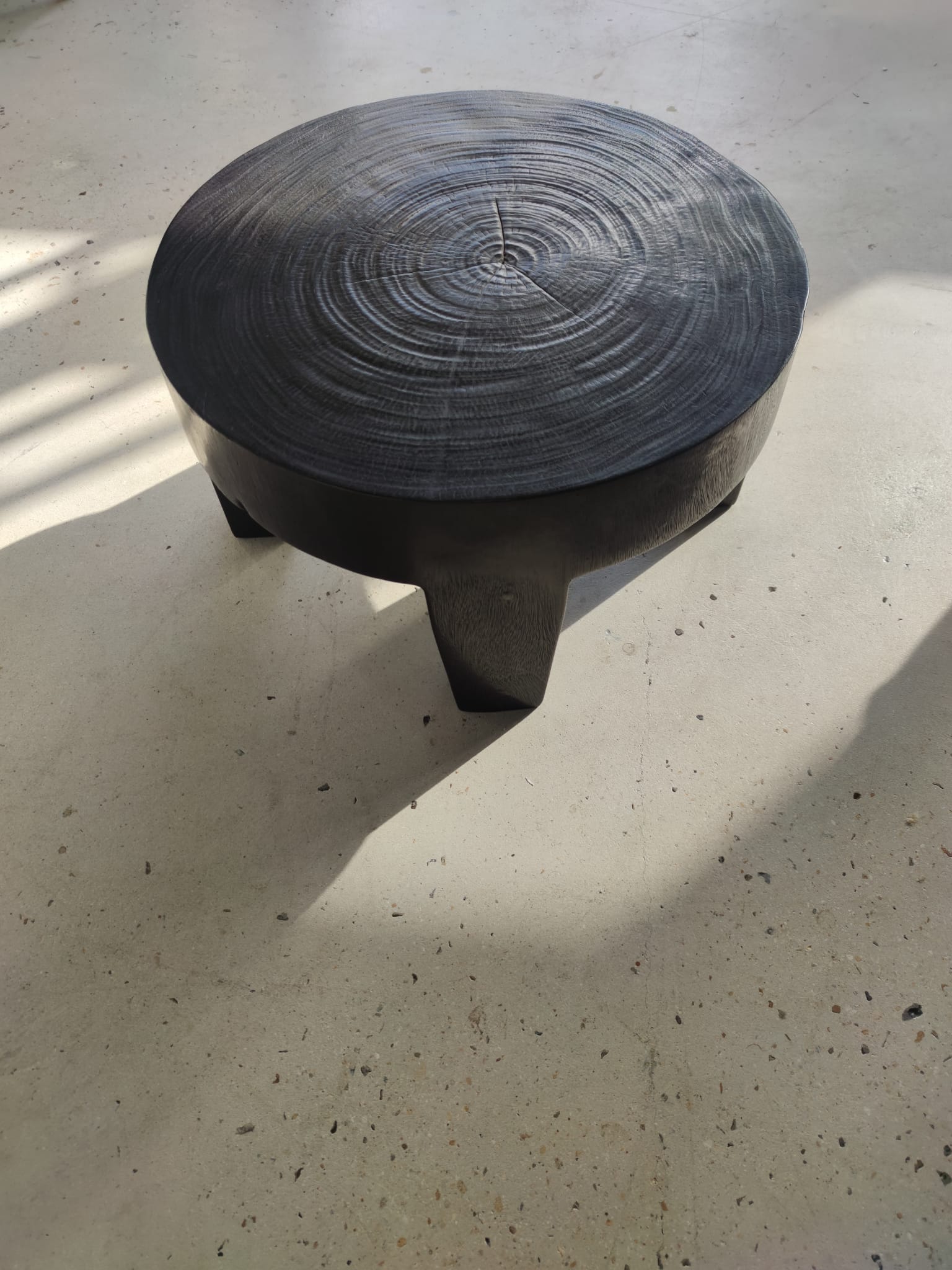 Coffee table en bois massif monoxyle noir