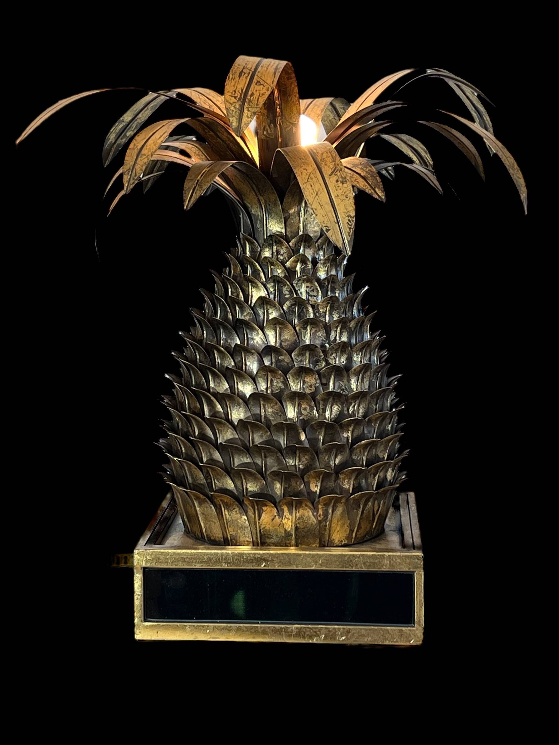 Pineapple-shaped lamp. in the "jansen of the 70s" style in metal.