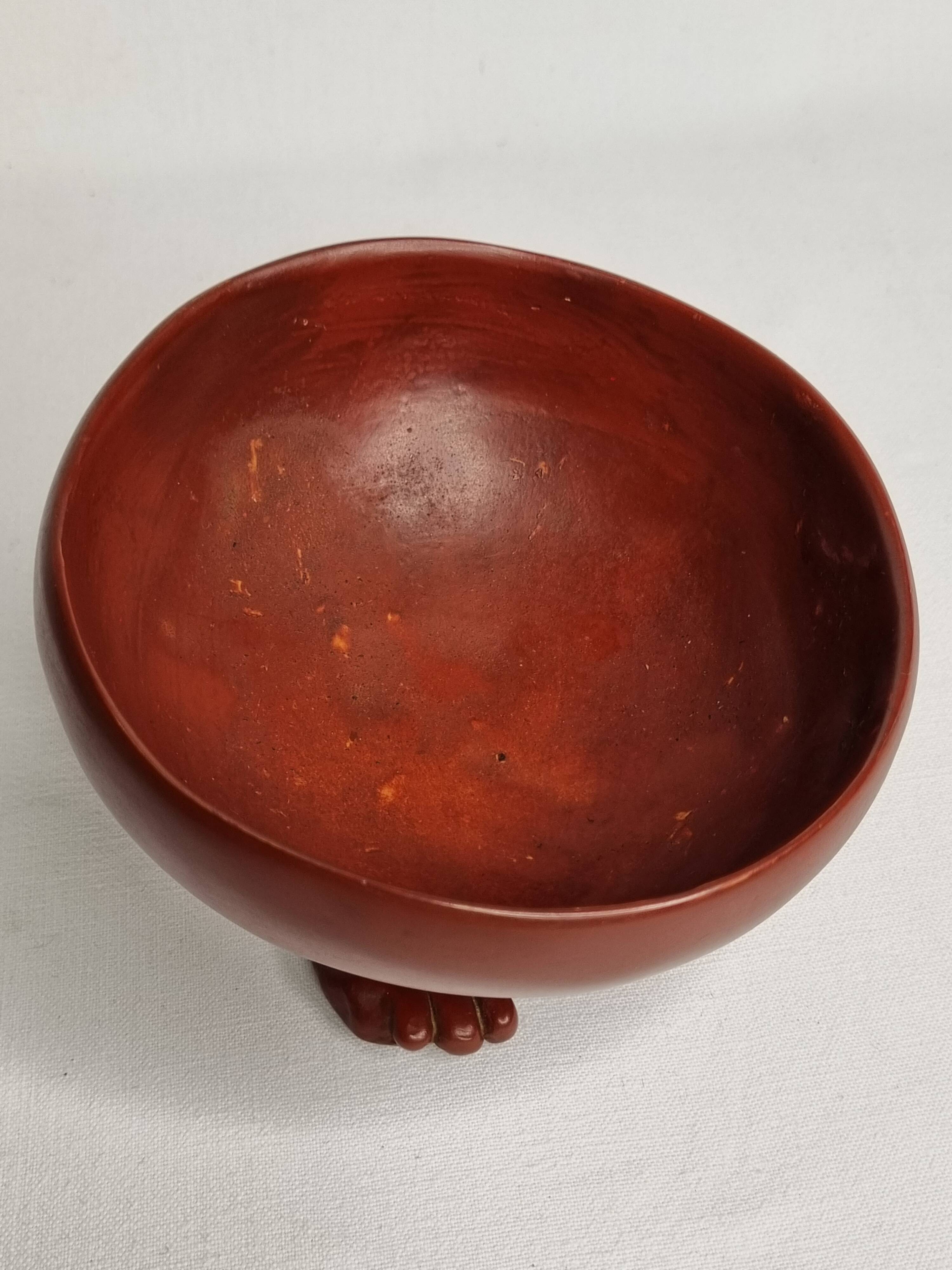 Empty pocket, Egyptian offering bowl "on feet" known as Nagada, 12 cm