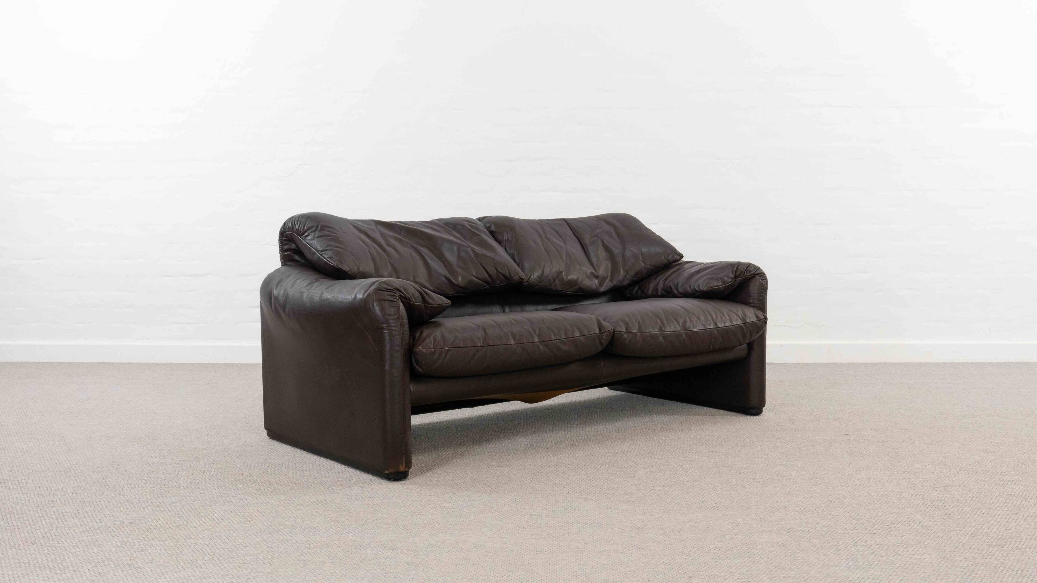 Brown leather 2-seater sofa Cassina Maralunga by Vico Magistretti