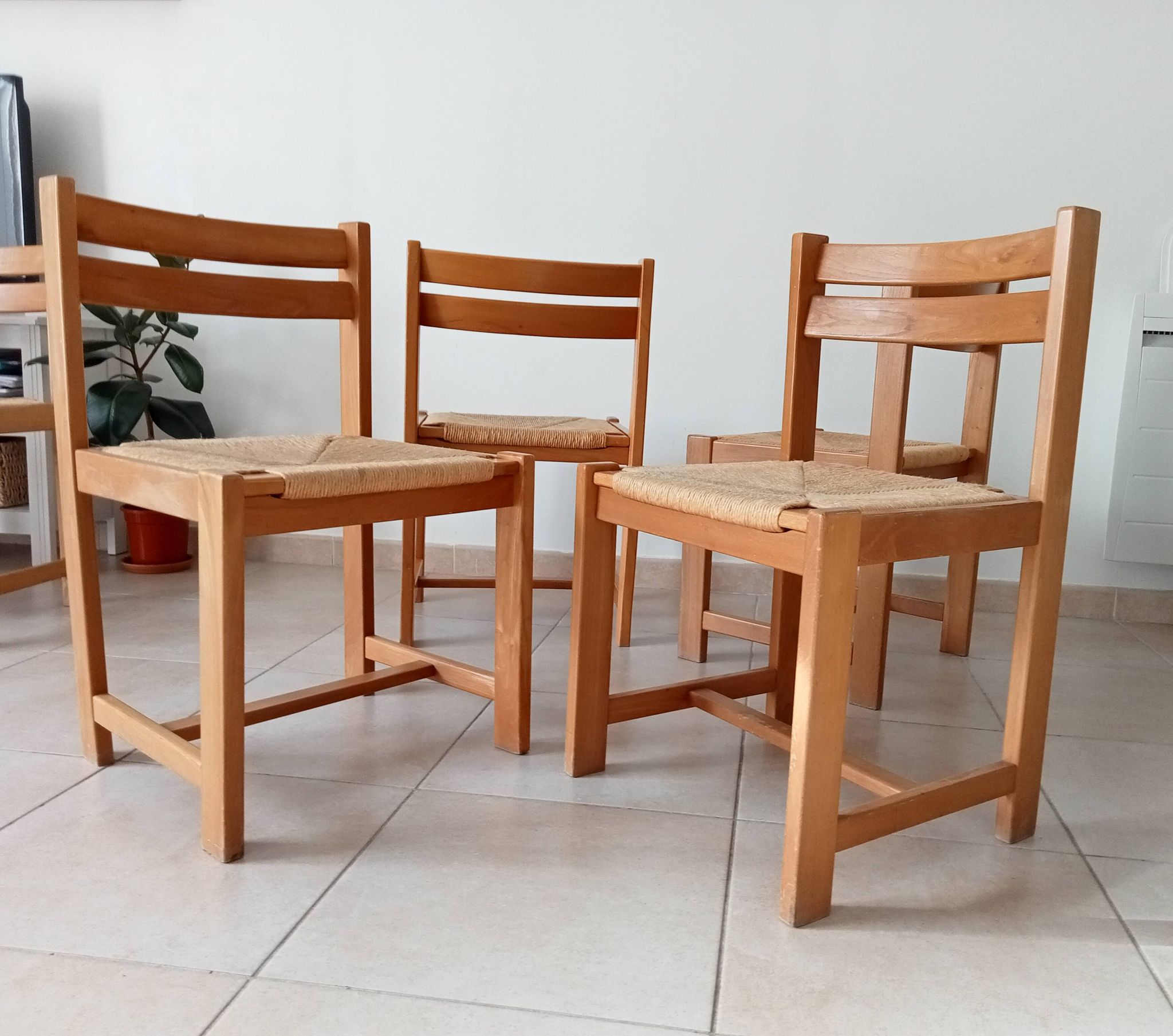 Set of 2 vintage chairs in solid elm and rush in the style of Regain/Asserbo.