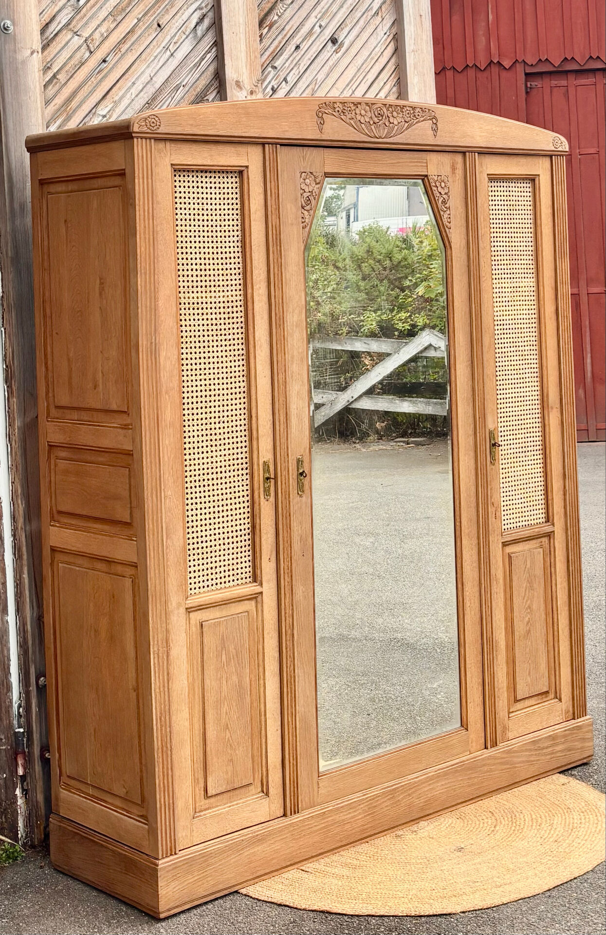 Grande armoire ancienne en chêne massif brut et cannage / dressing
