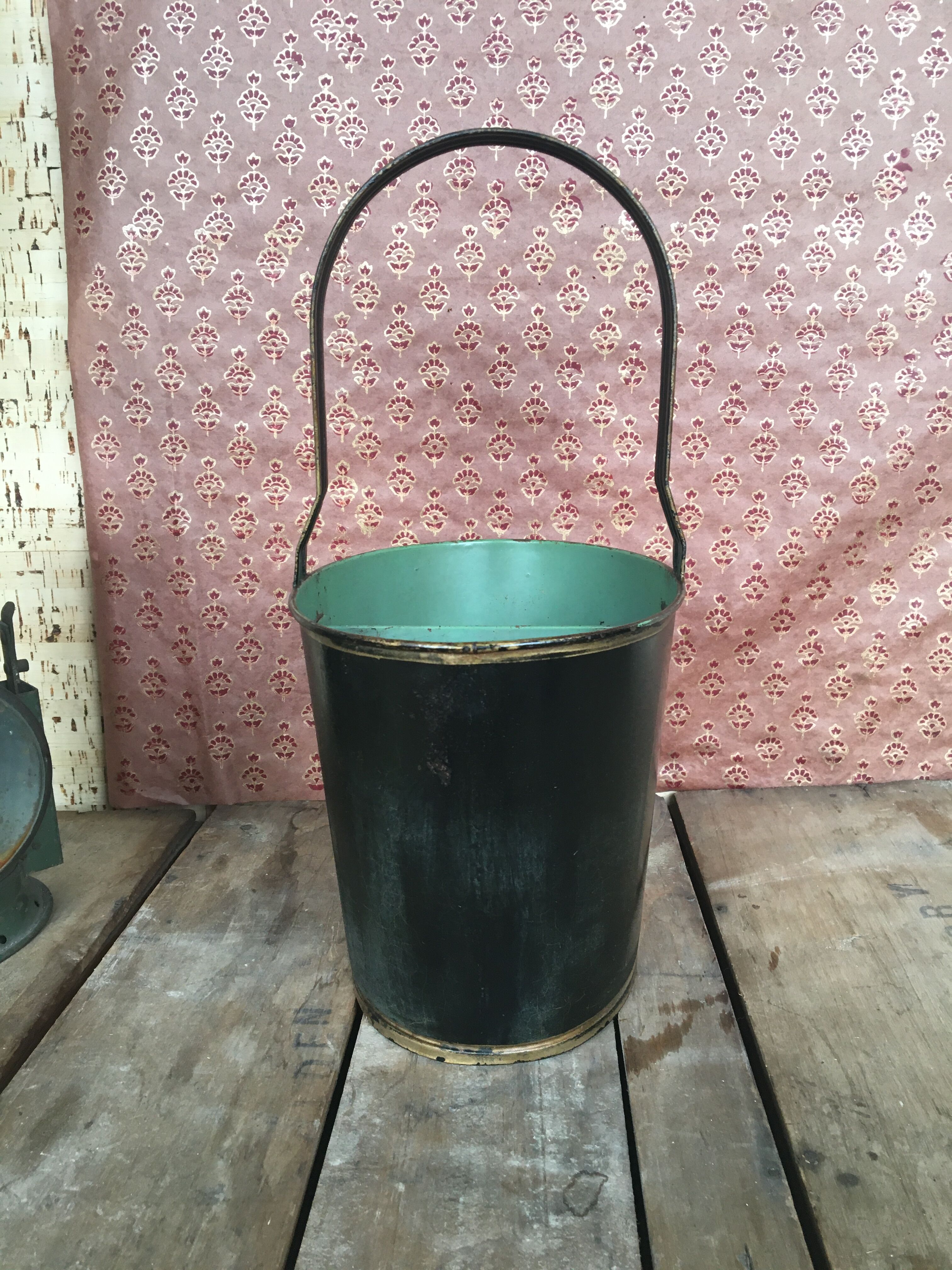 Painted sheet metal compartment basket