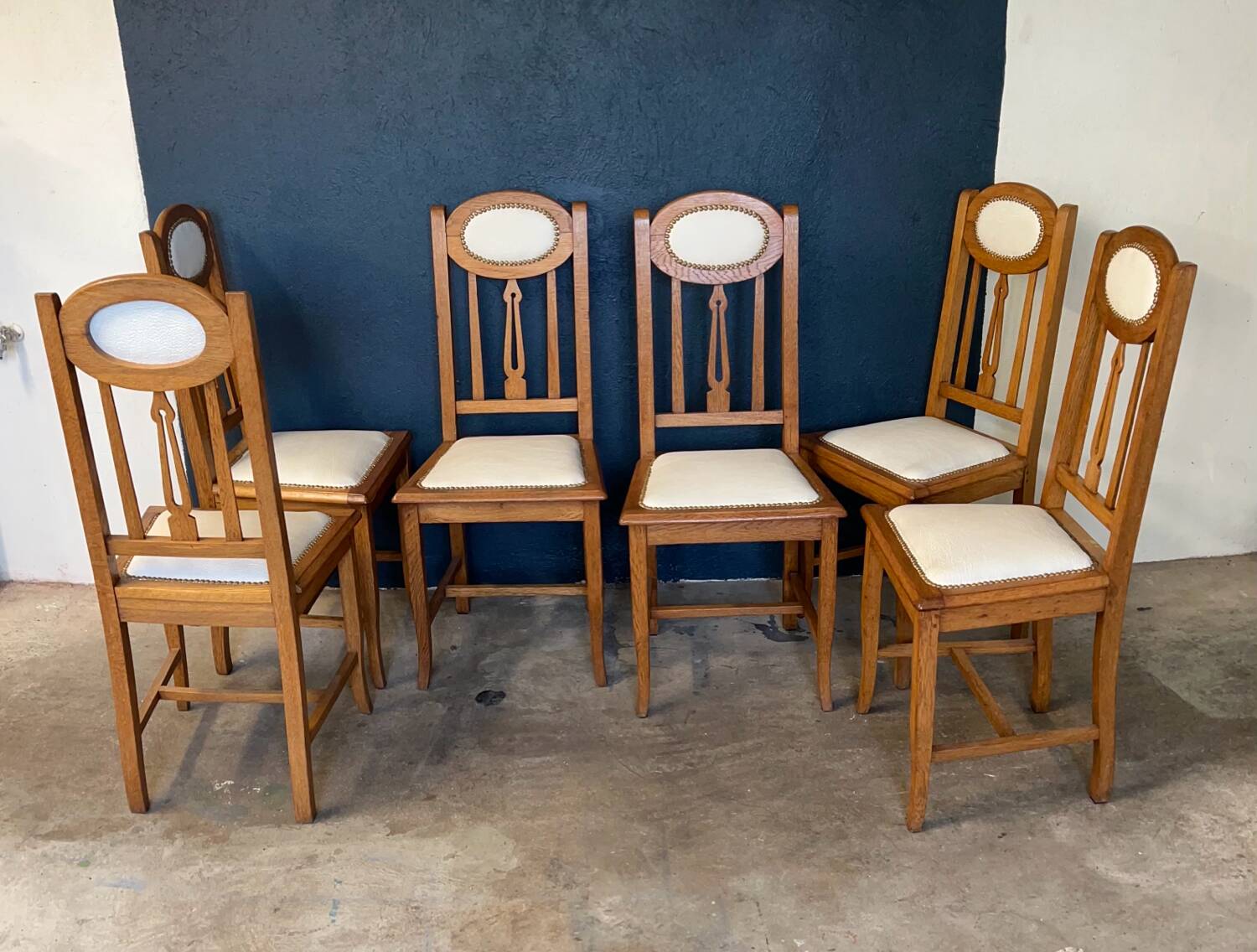 6 chaises en chêne et cuir blanc cassé