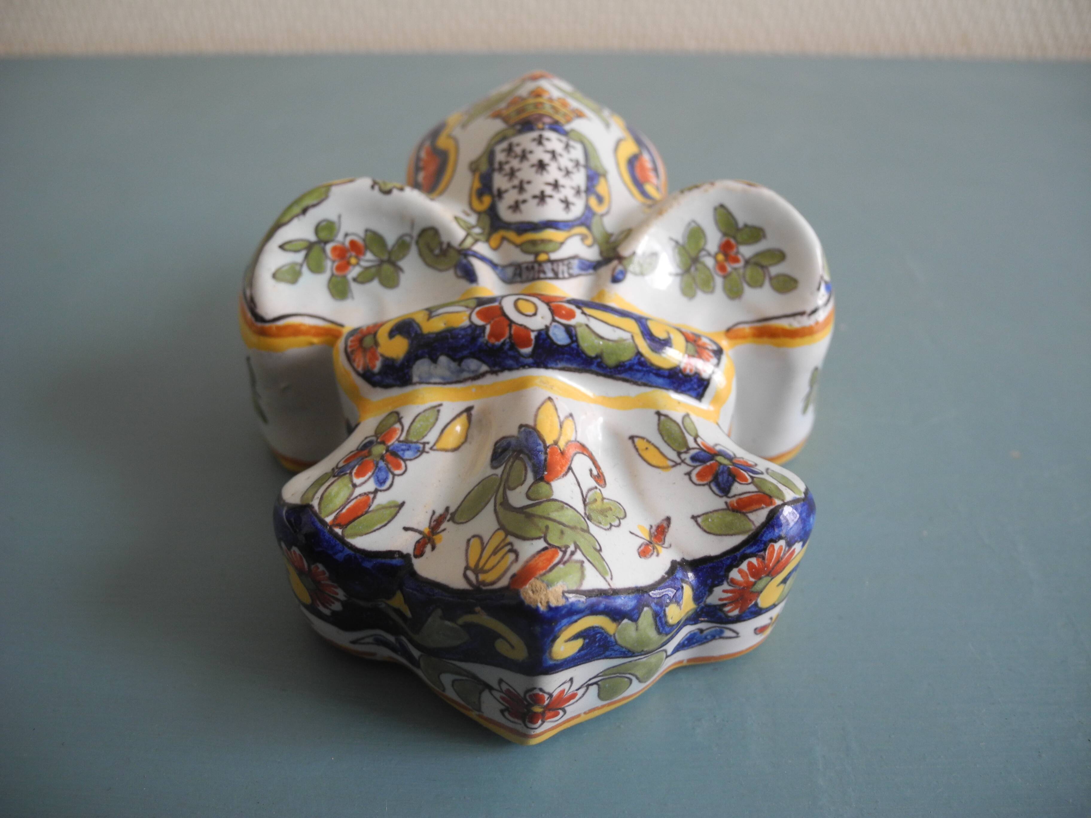 Ancien vase bouquetière murale faïence Desvres Fourmaintraux wall vase