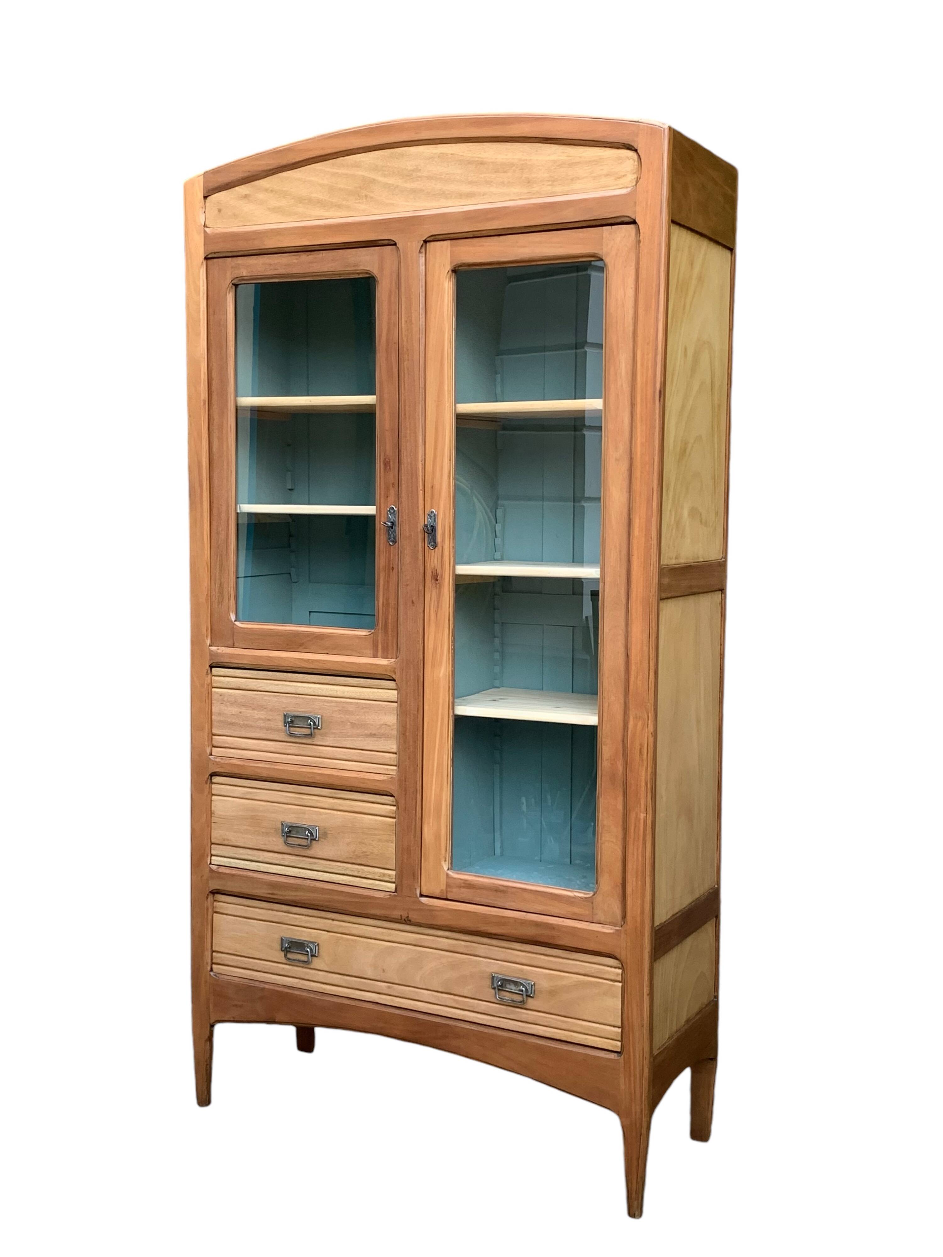 Armoire parisienne d’hôtel vitrée bois brut 1930