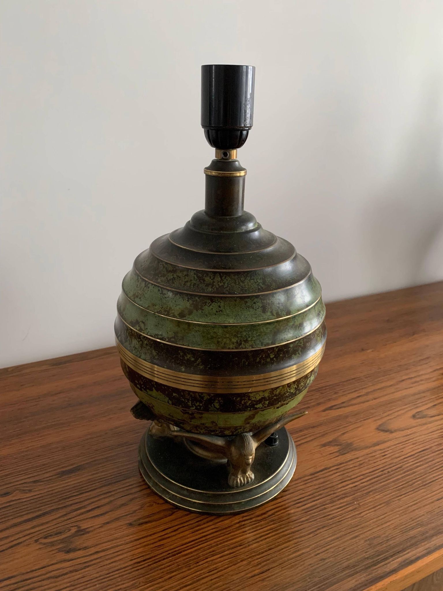 Art Deco table lamp in patinated bronze with eagles holding a globe, France 1940.