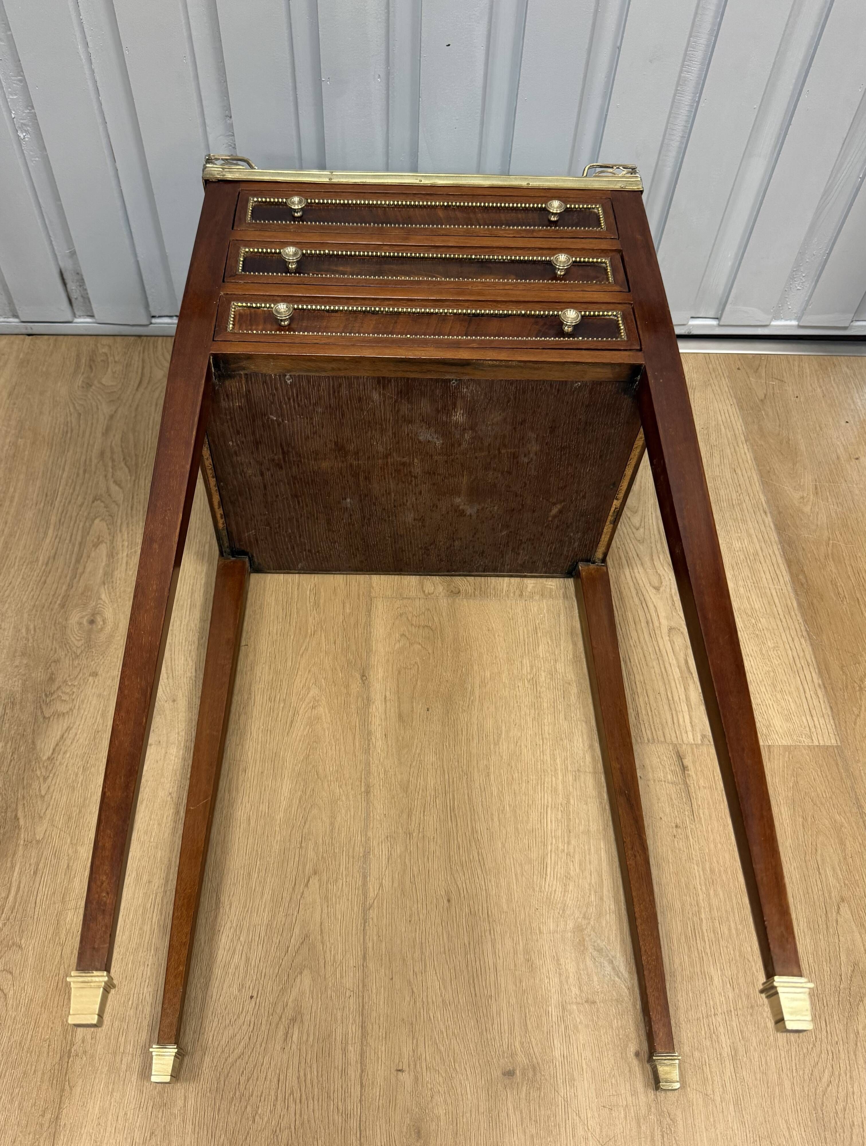 Table, chiffonnière en acajou