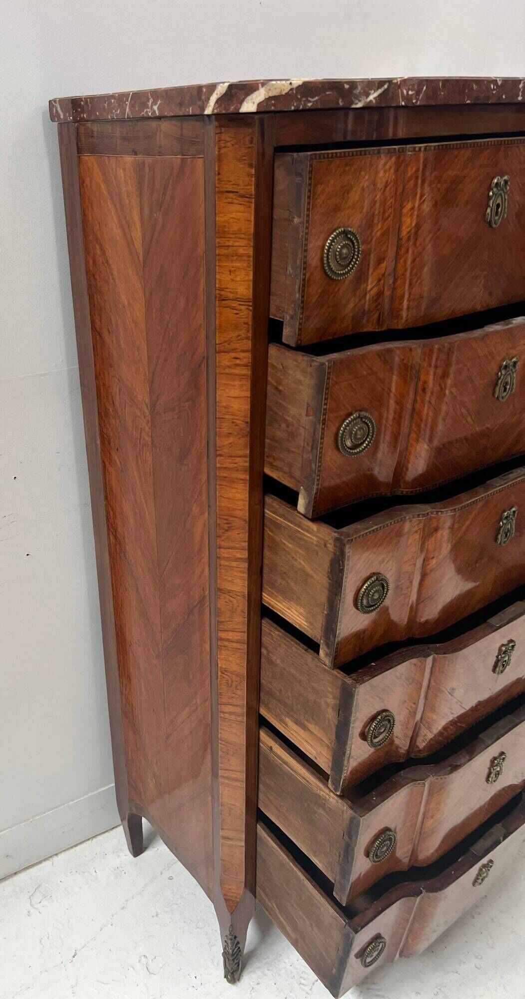 Transitional style chest of drawers in rosewood and amaranth veneer, 20th century.