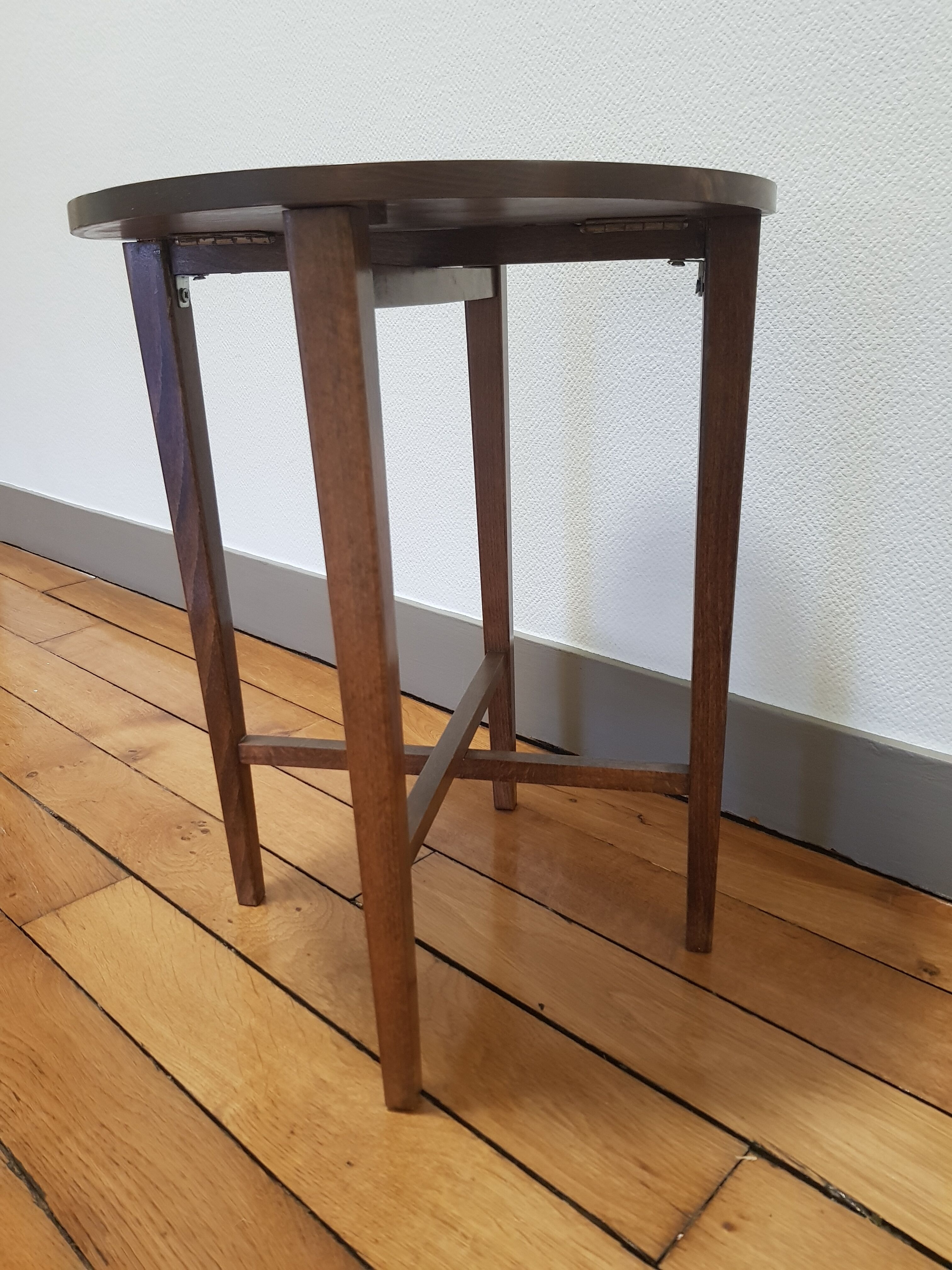 Folding round coffee table