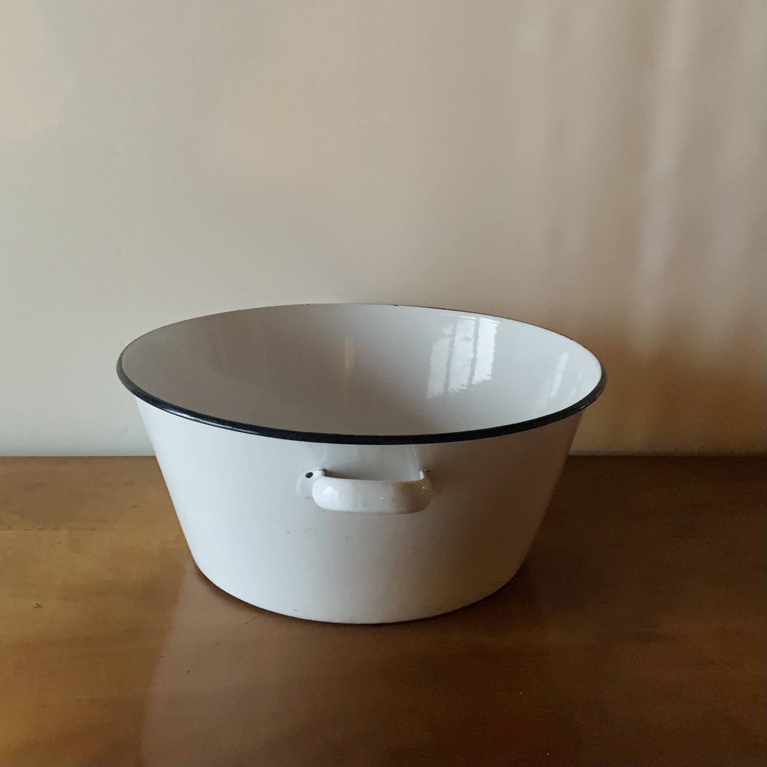 Large vintage basin in white enameled sheet metal