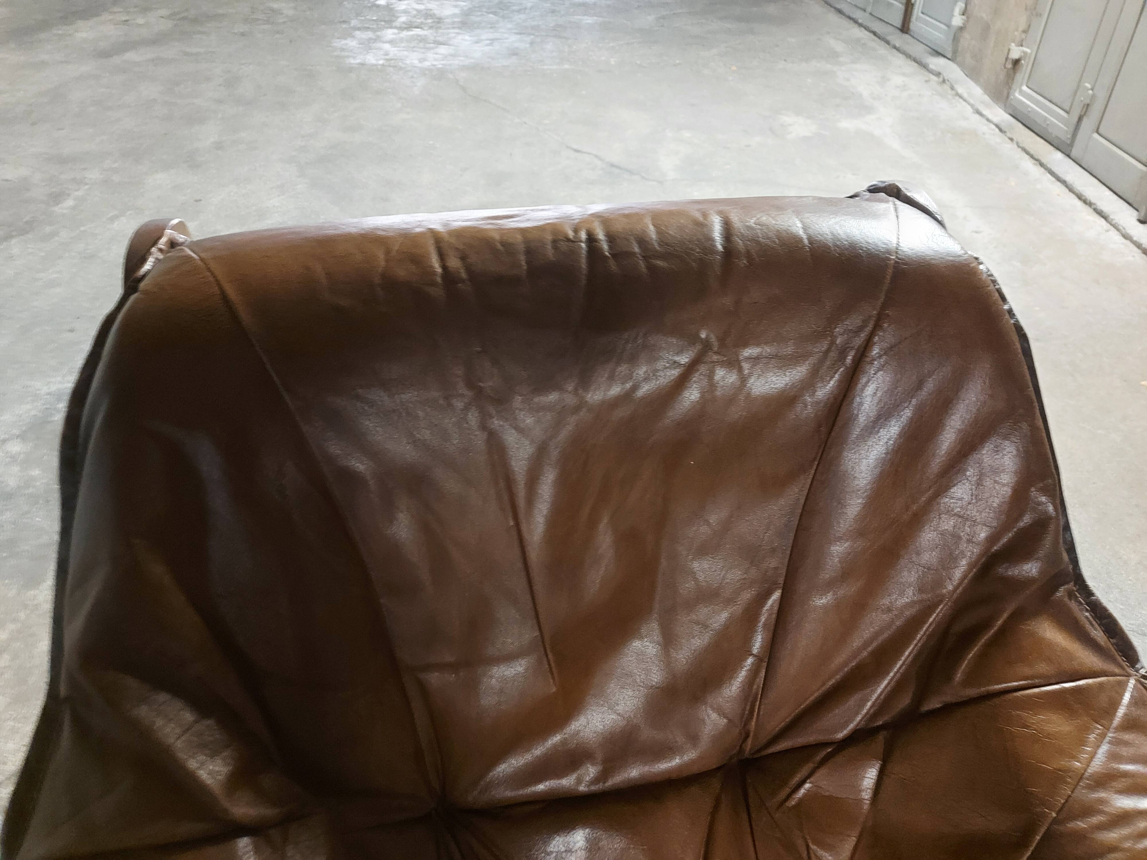 Armchairs in leather and vintage wood 70's