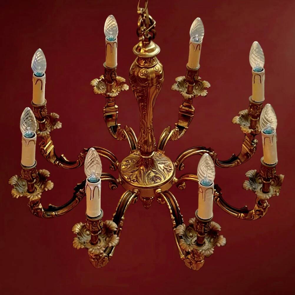 Lustre ancien en laiton doré massif style Louis XV rocaille à 8 feux – années 50 70