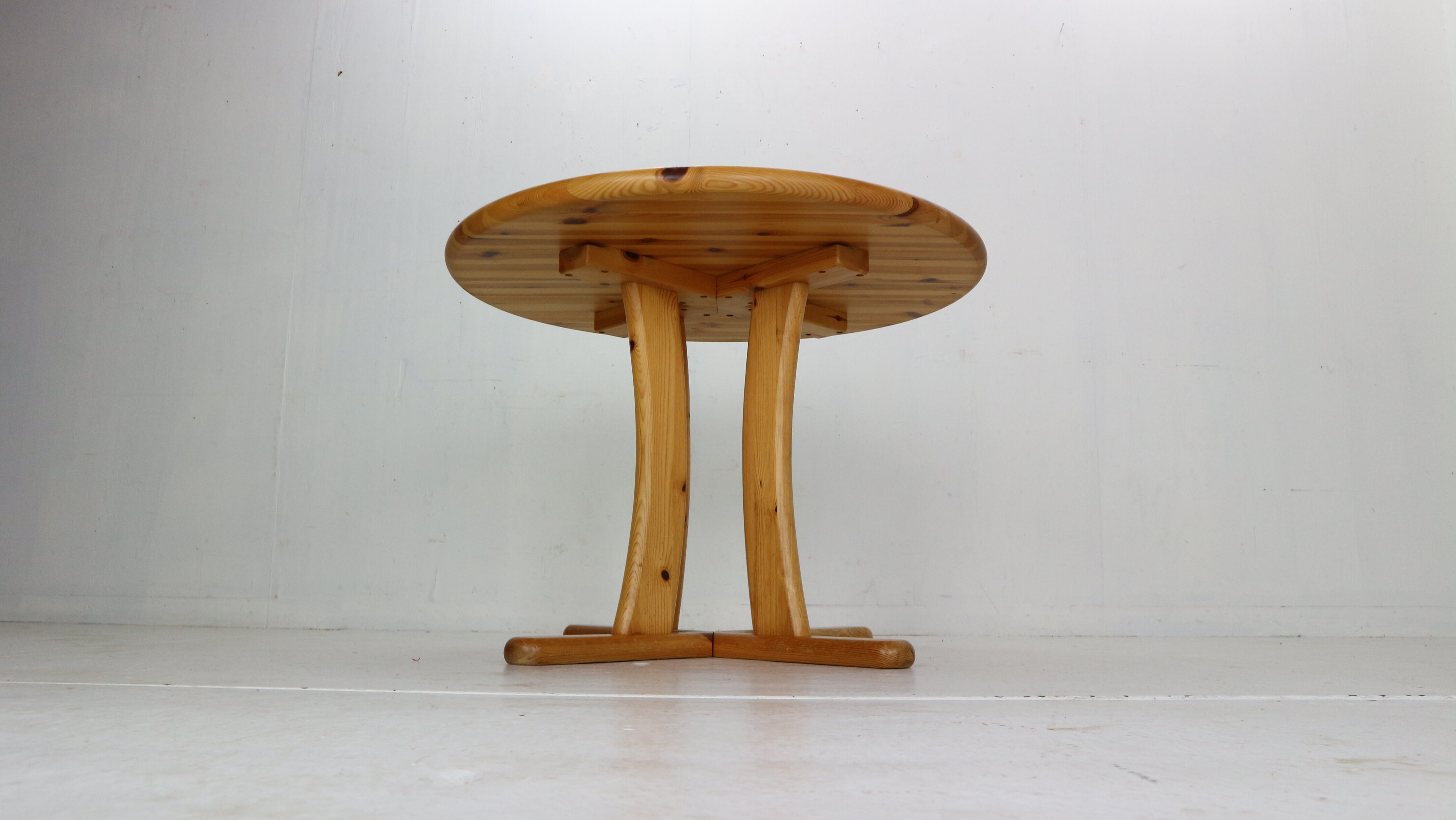 Round Solid Pinewood Dinning Table, 1970's Denmark