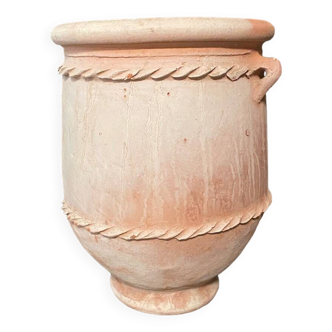 Earthen pot