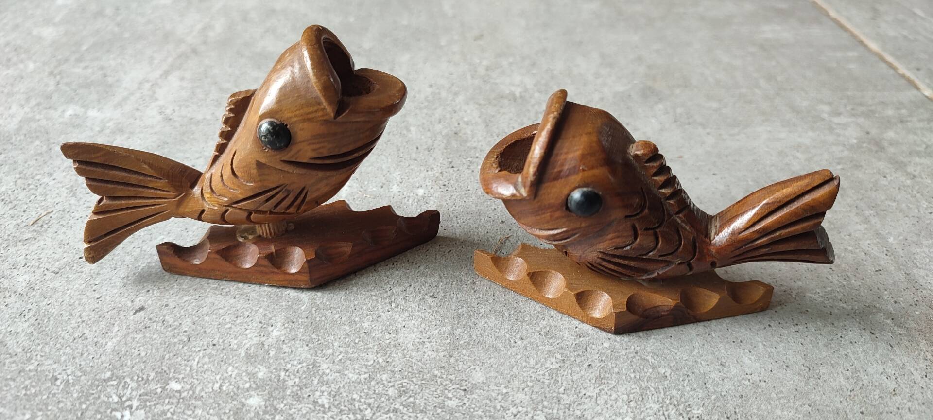 Duo de poissons porte-cure-dents vintage en bois sculpté
