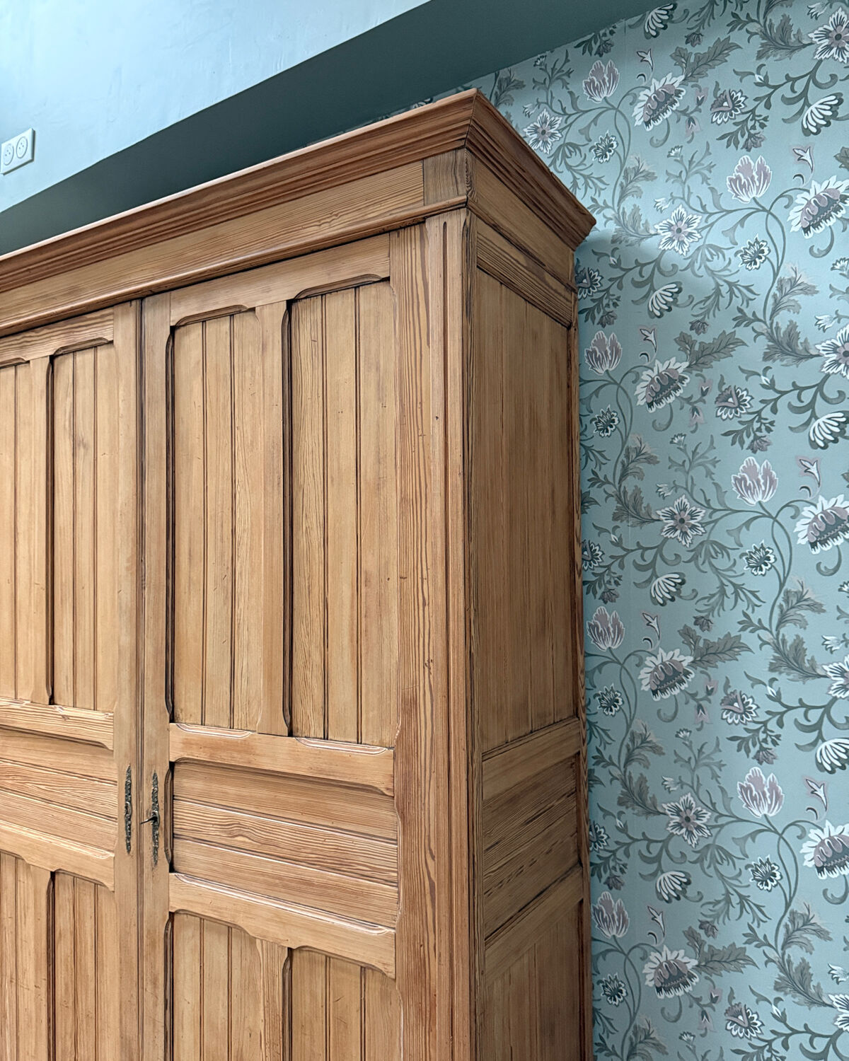 Grande armoire parisienne rénovée 