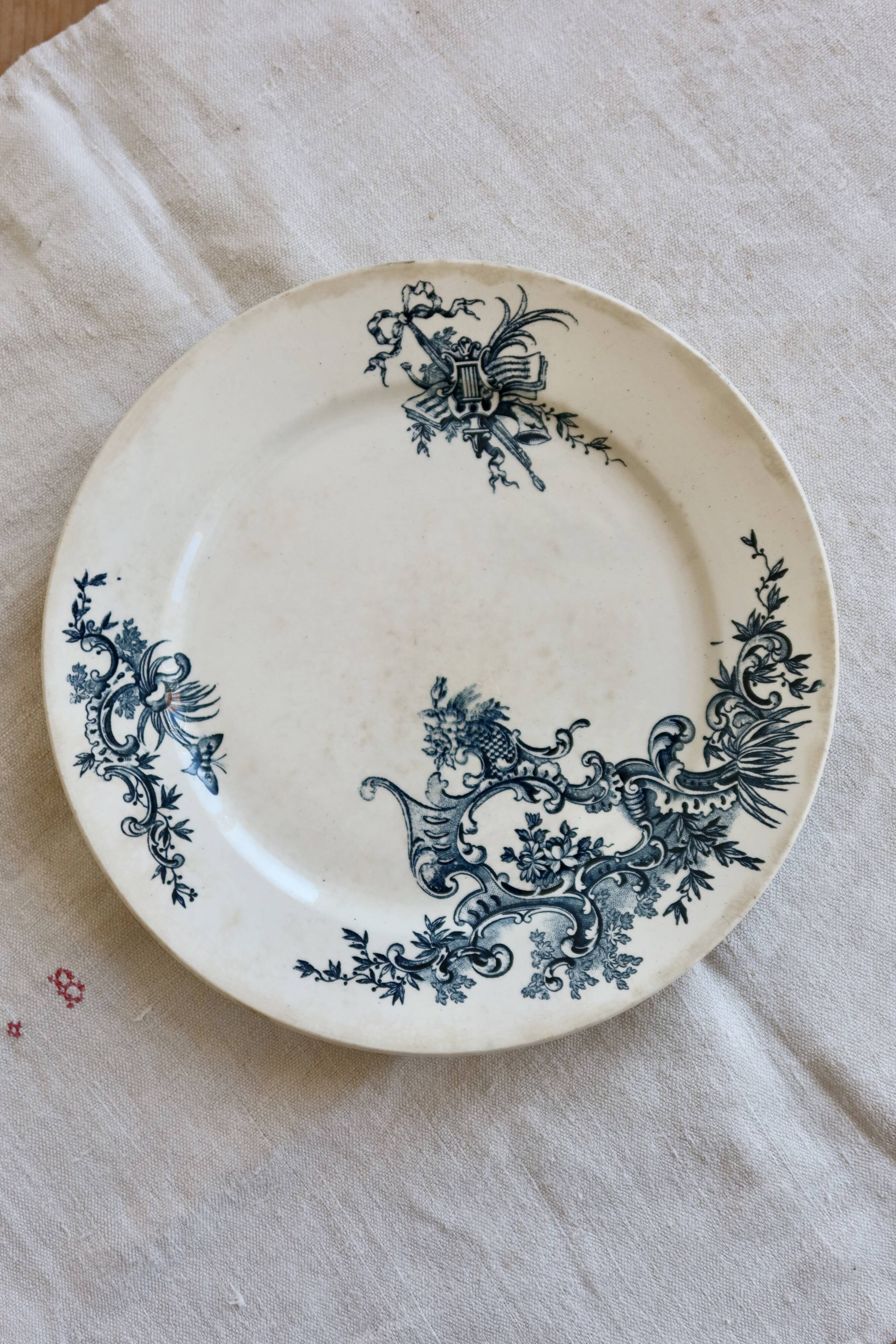 Assiette plate ancienne terre de fer - Boch Frères Keramis - Modèle Régent