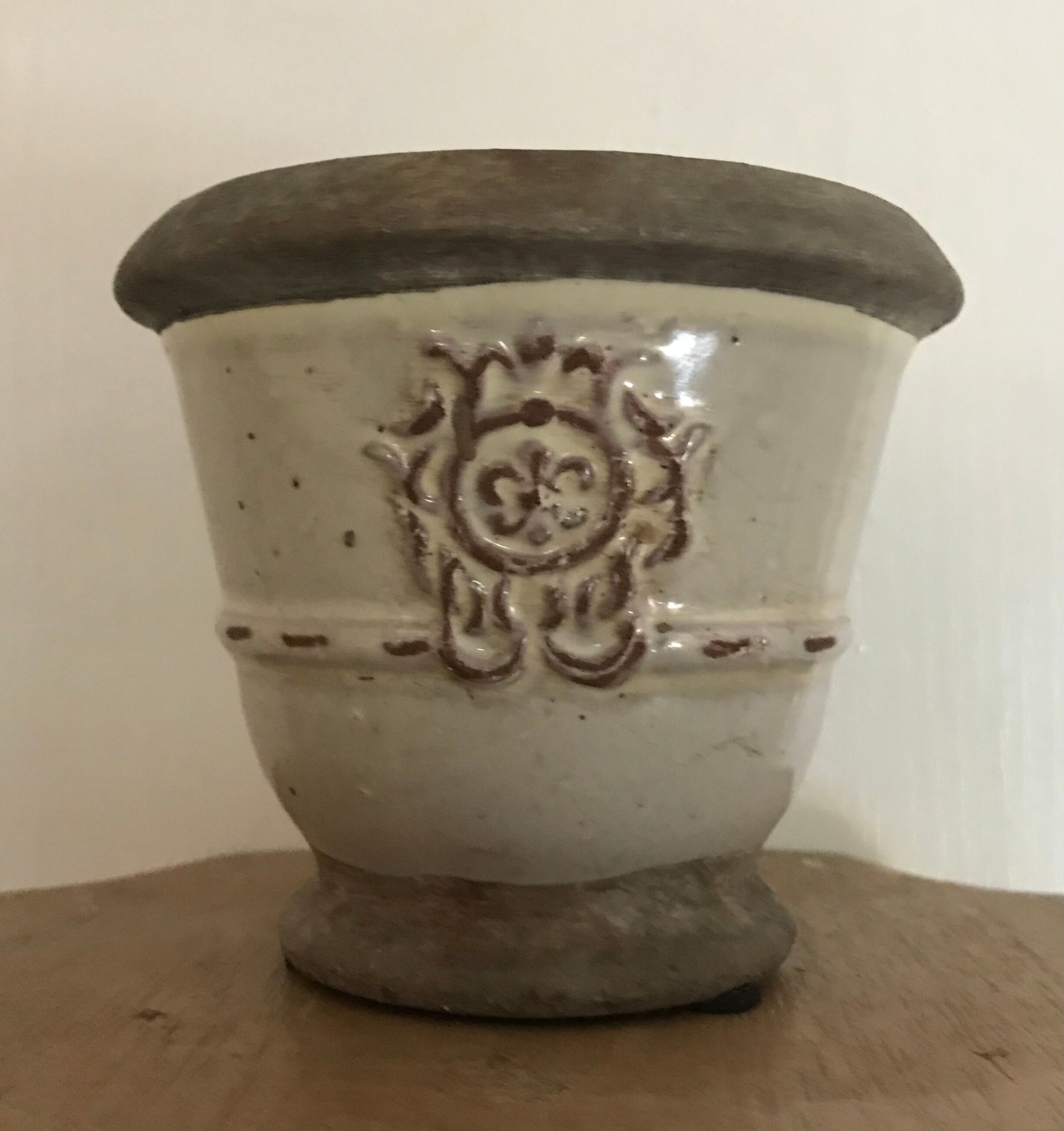 Cache-pot, poterie vintage en grès émaillée céruse à décor de médaillon