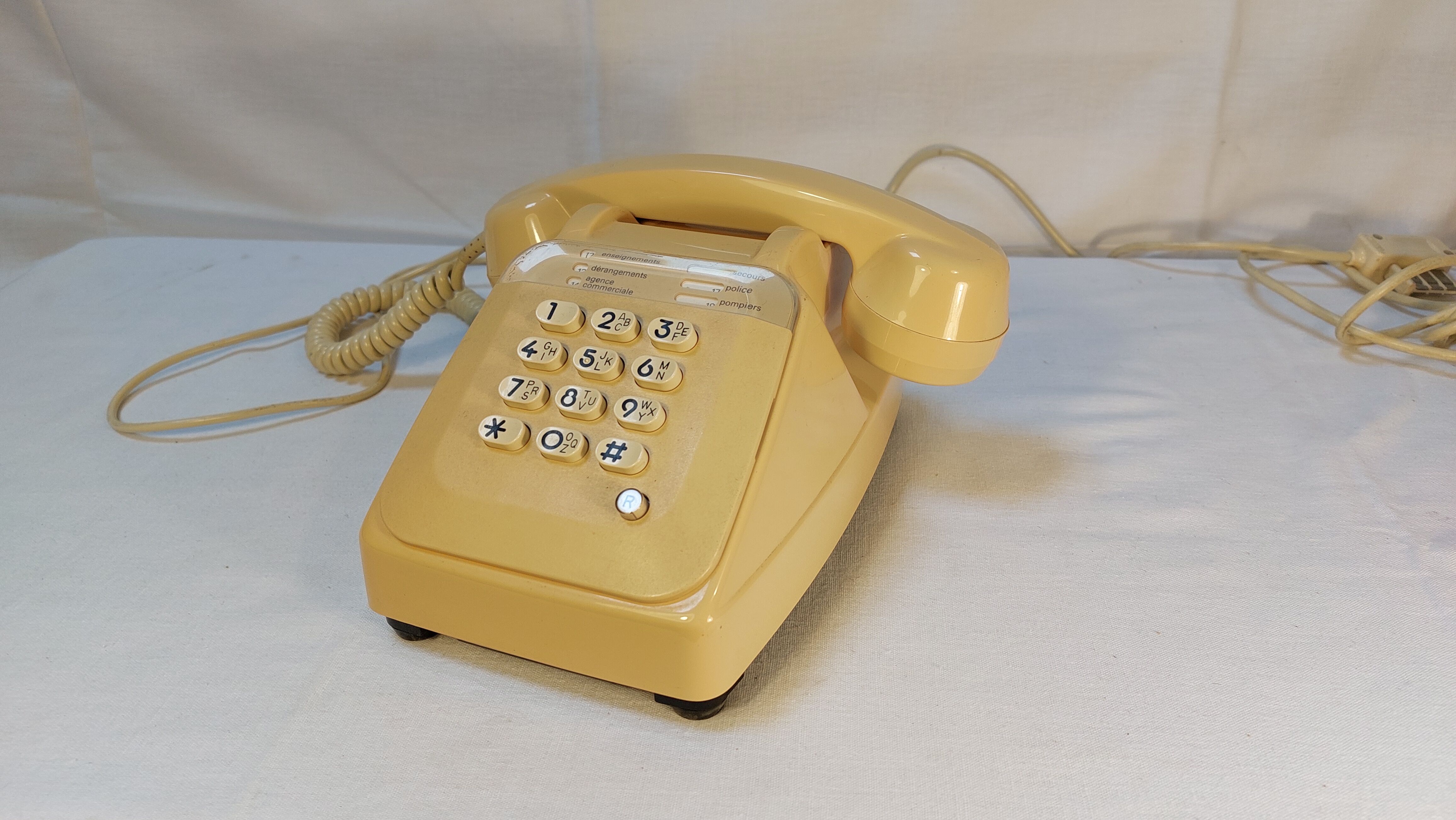 Vintage phone with socotel s63 ivory keys