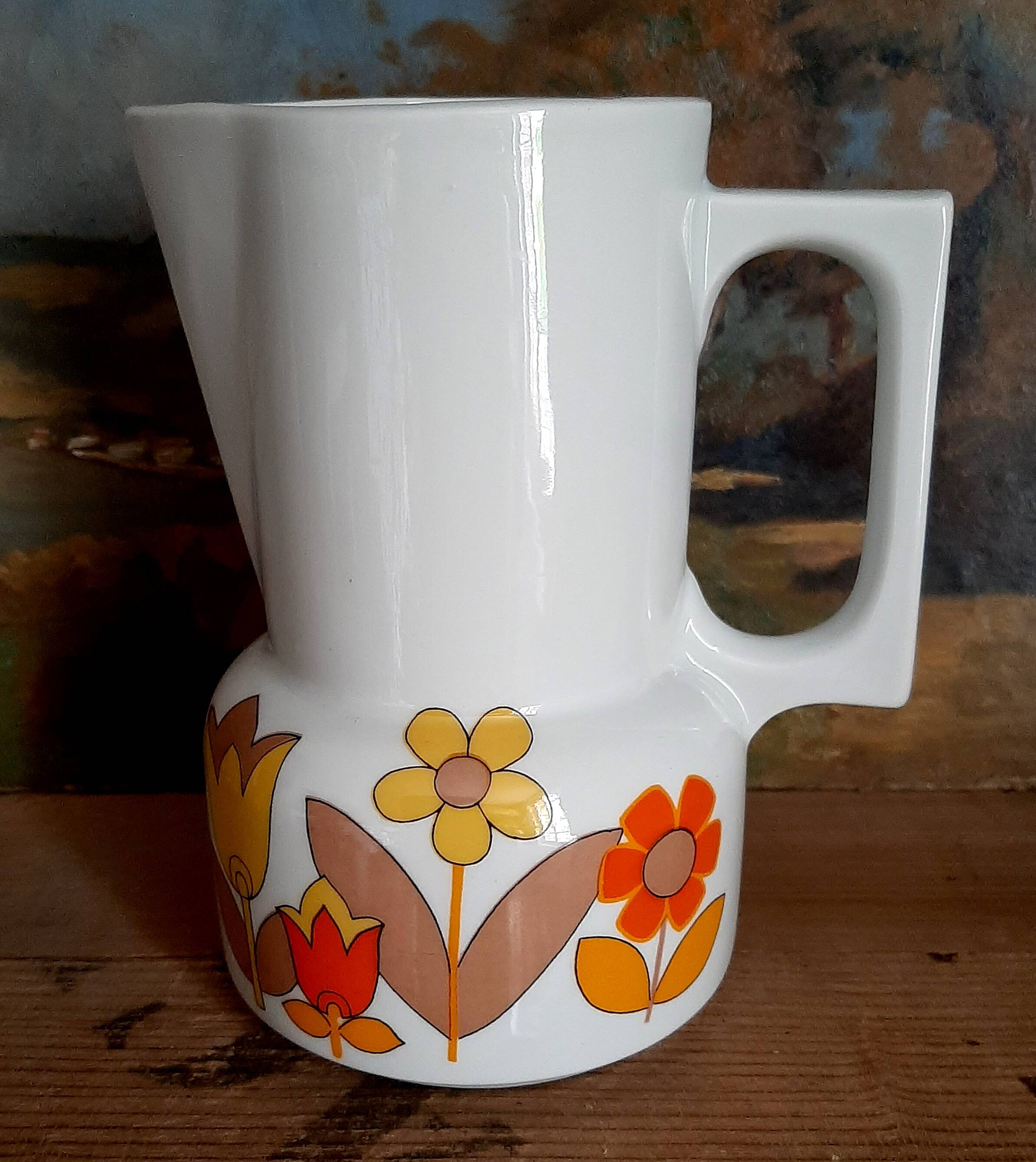 Pretty Vintage floral decor pitcher very 70s**Berry creation Le Lourioux