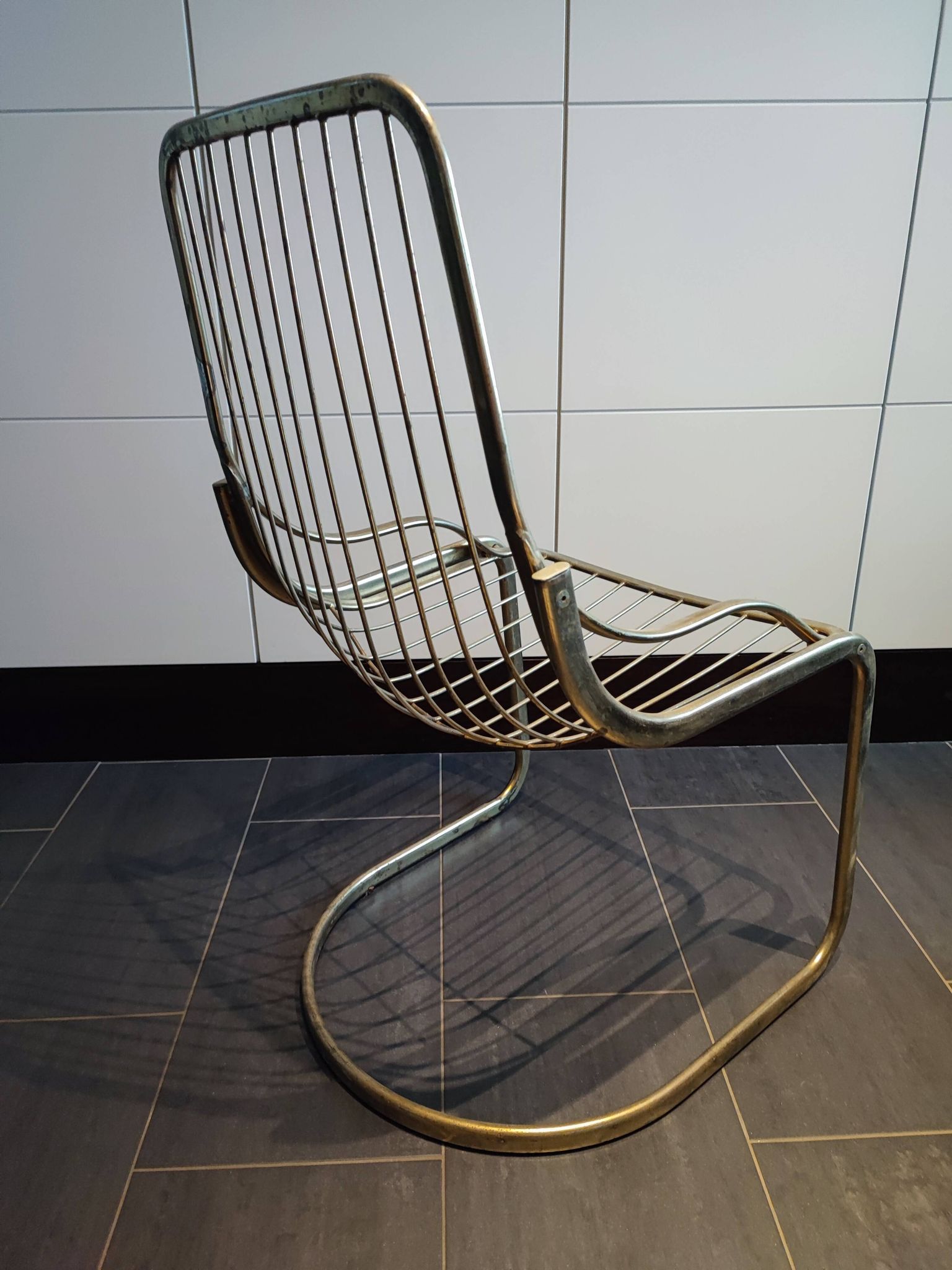 Chaise métallique tubulaire recouverte de dorure
