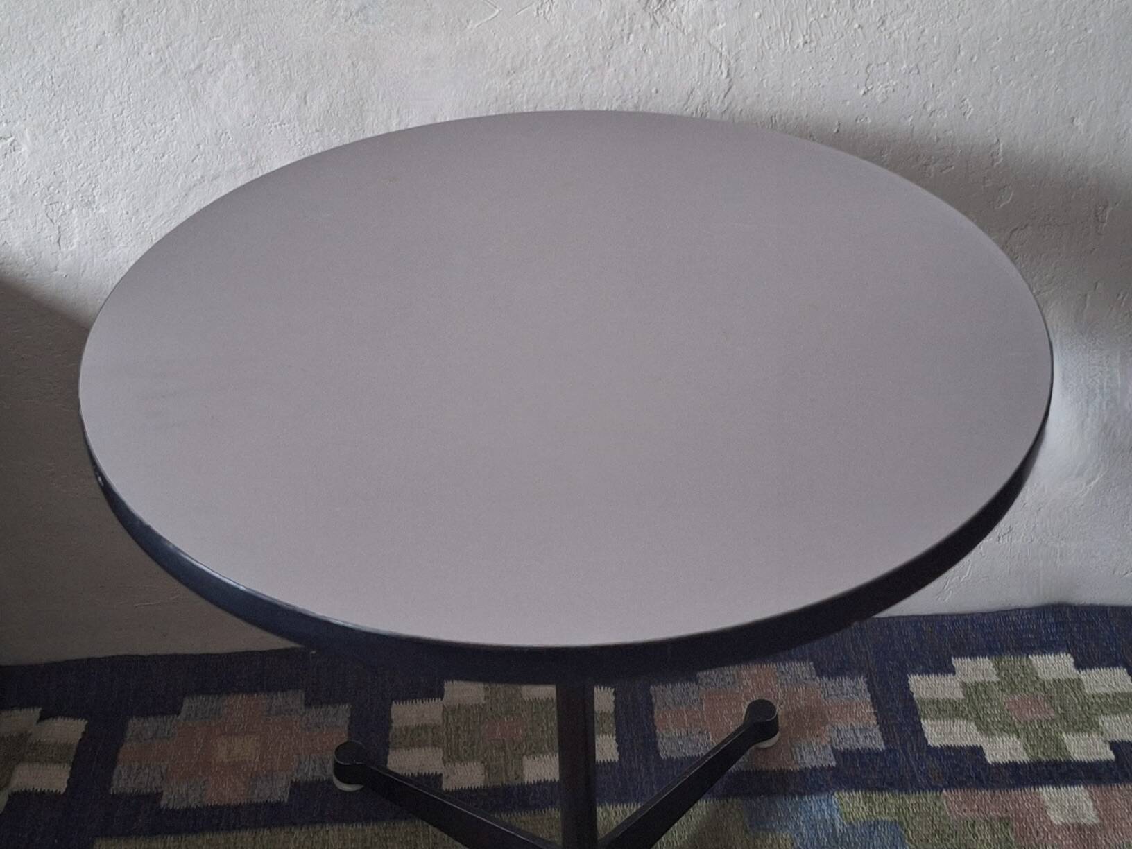Table bistro / table d'appoint circulaire Eames Vitra Miller avec base contract, années 1960