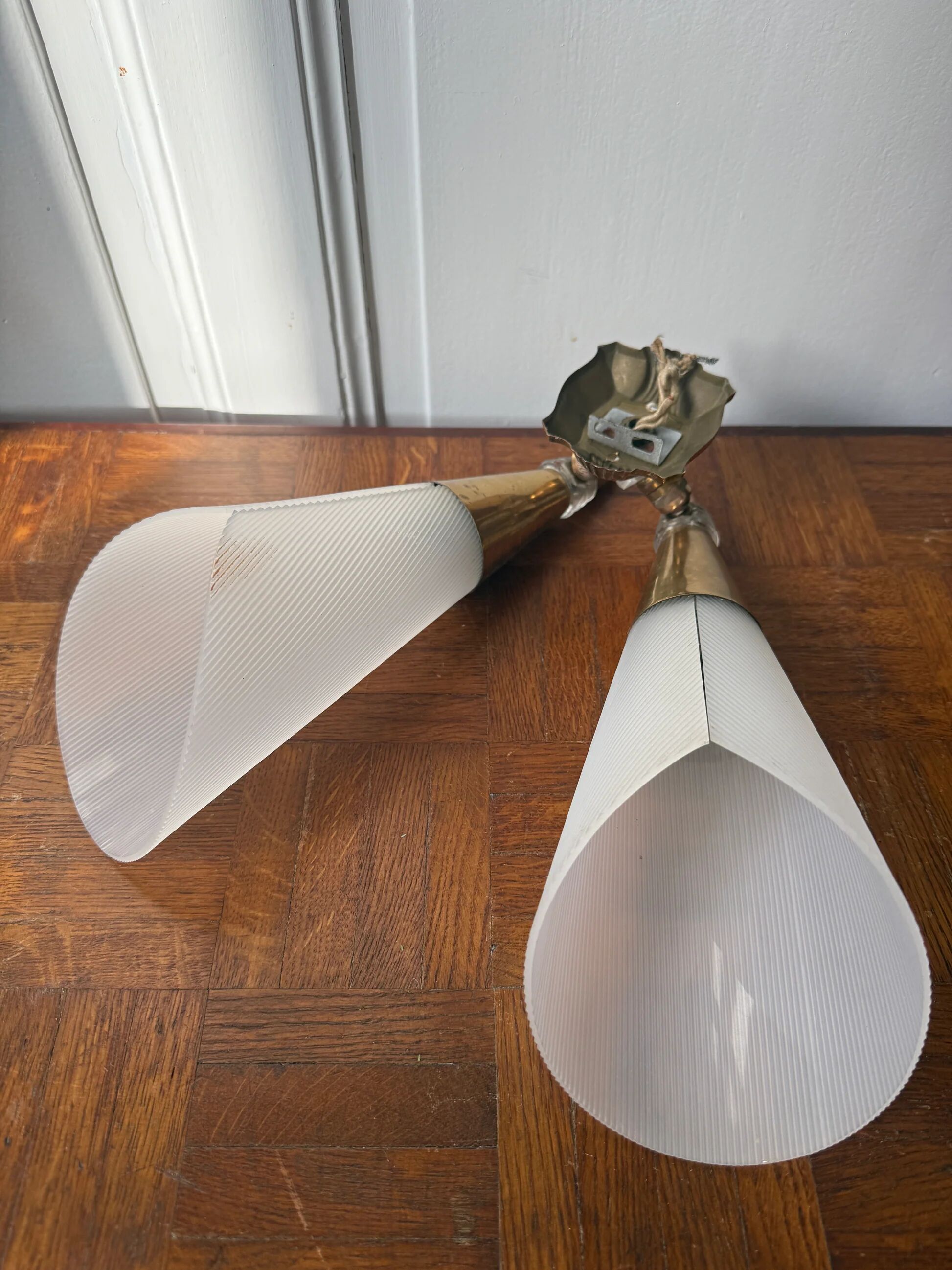 Wall lamp in brass and plastic