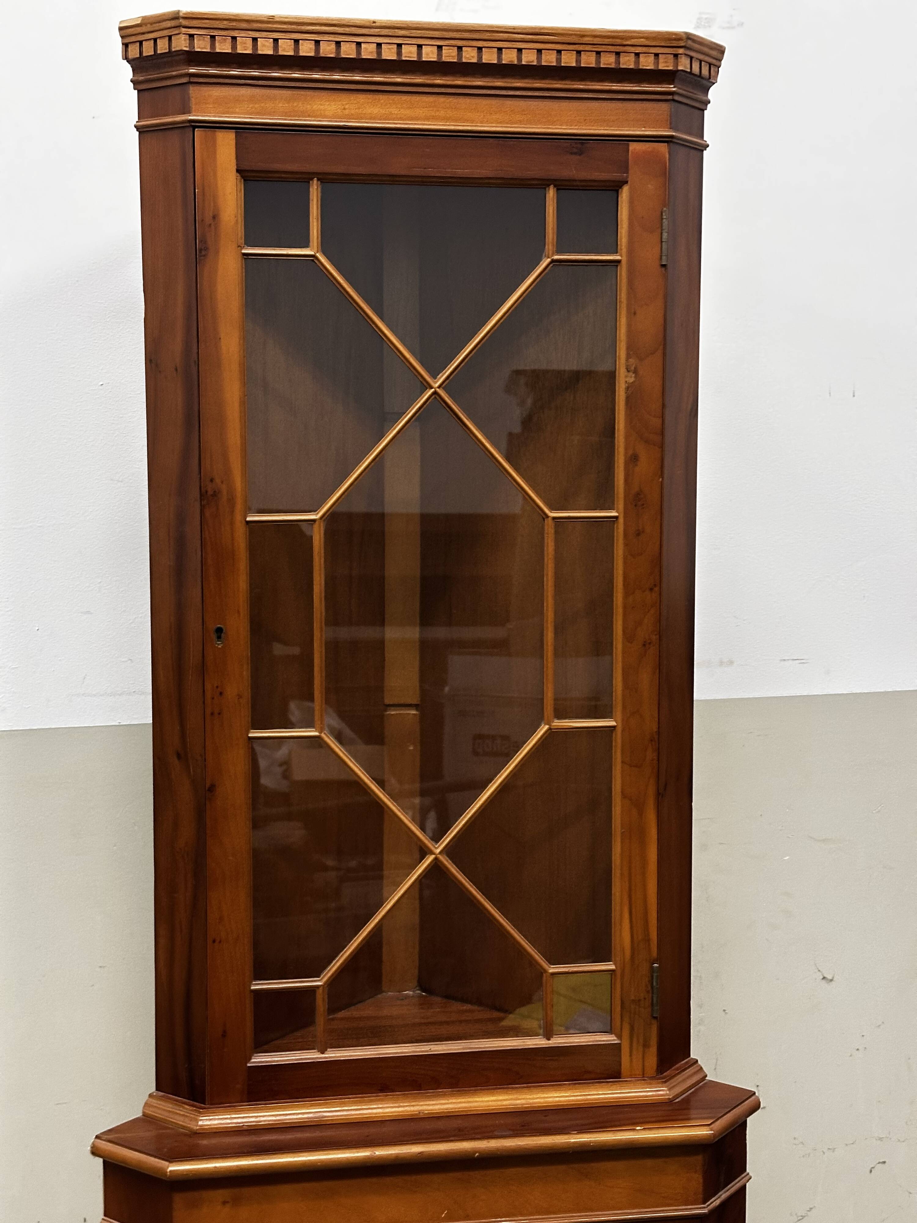 Meuble Vitrine d’encoignure en merisier XX e s