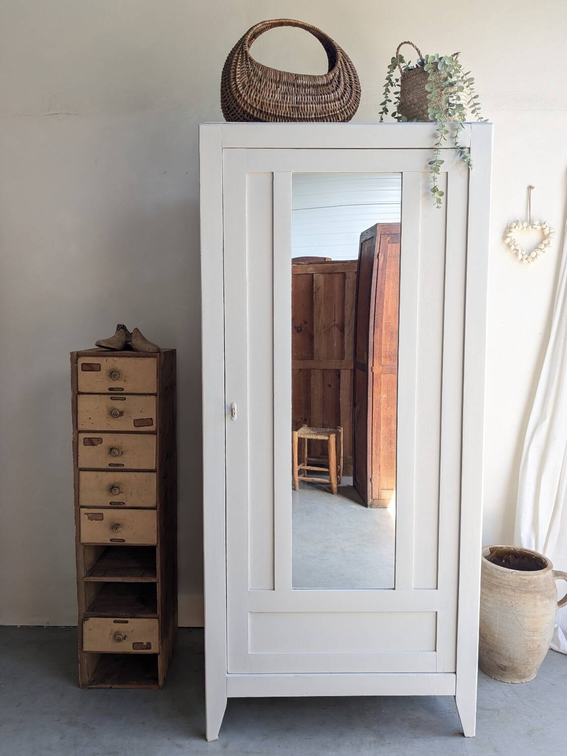 Parisian one-door wardrobe