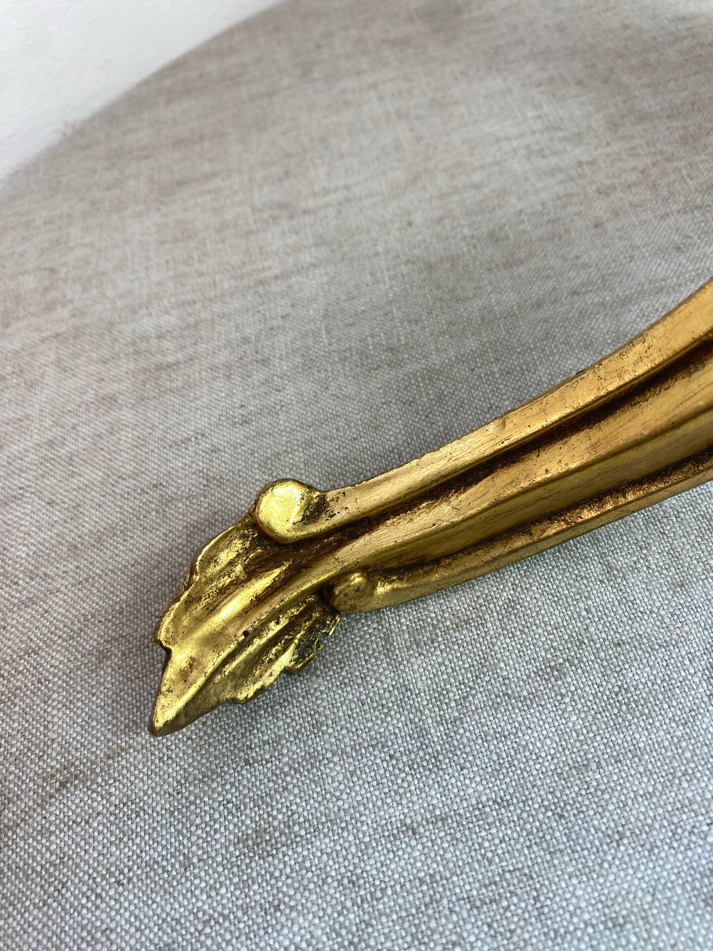 Small corner console in resin with a gold finish.
