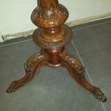 Sculpted pedestal table in Walnut of the XIX century