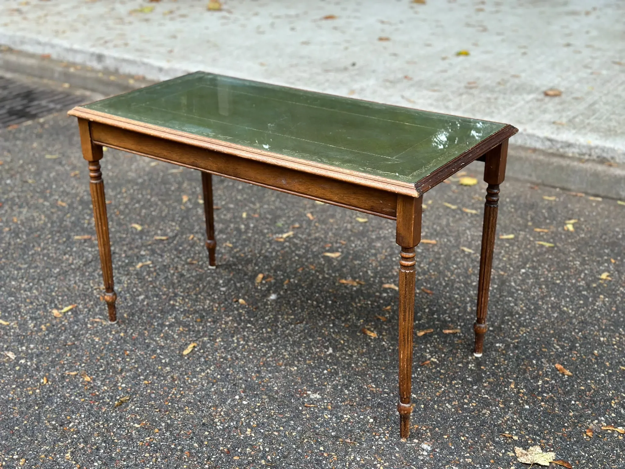 English Regency style coffee table in green leather with gilding and glass from the 1960s.