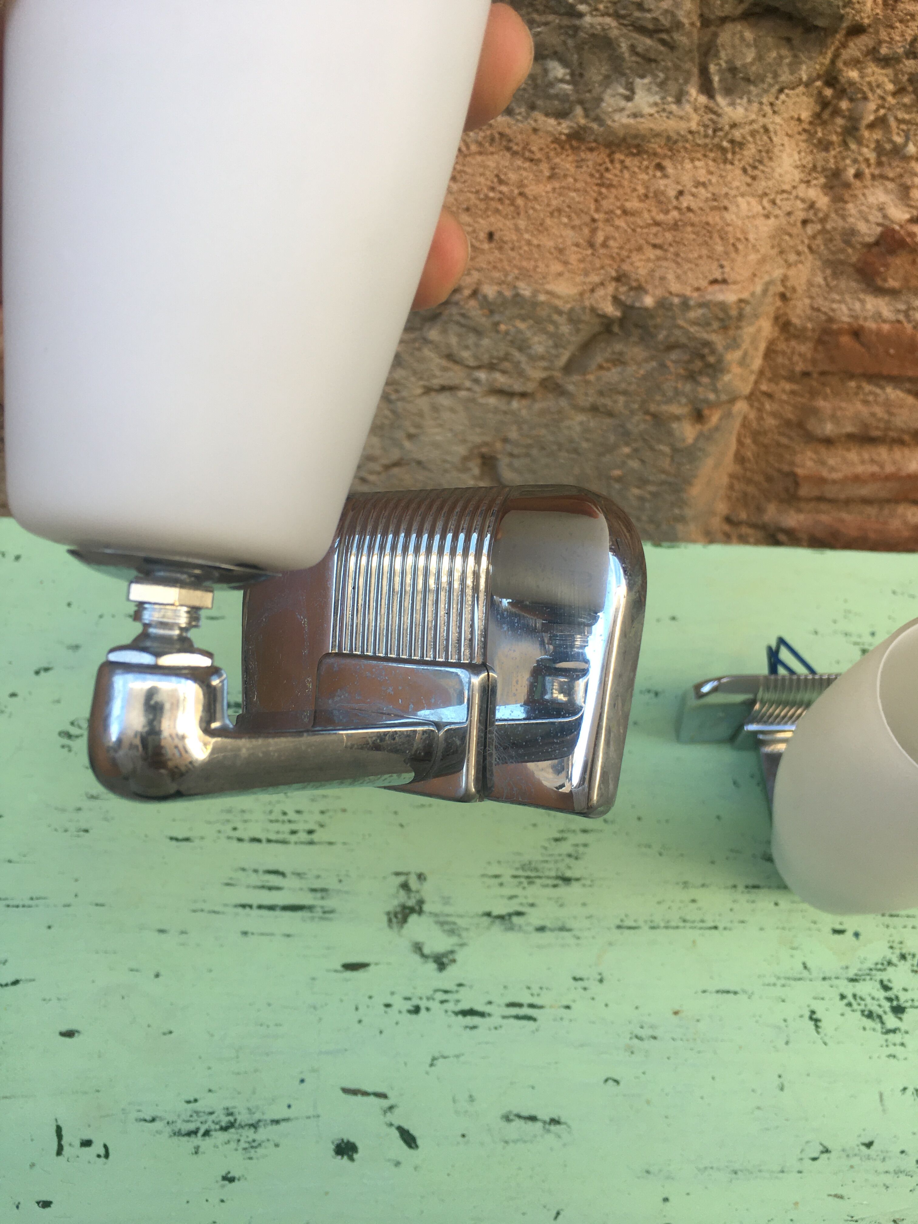 Appliques en verre blanc et chrome
